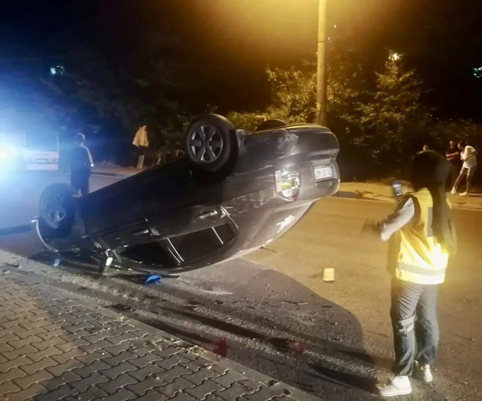 Kaldırıma çarpıp takla attı