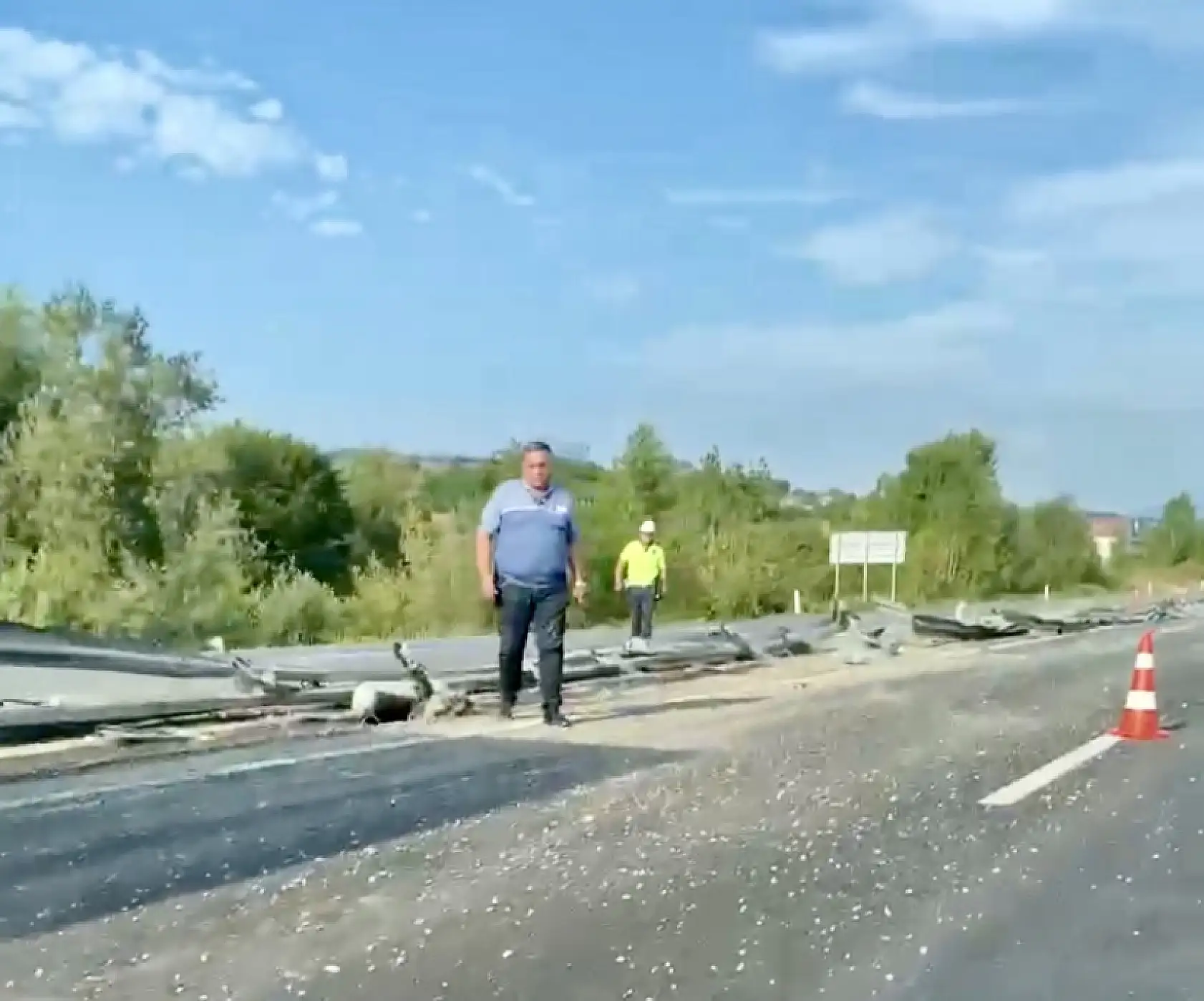 Kontrolden çıkan tır bariyerleri ezdi