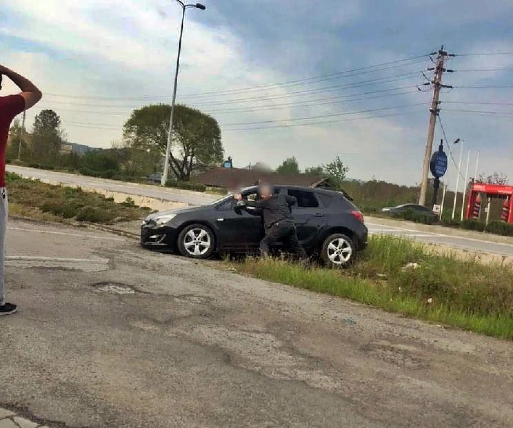 El frenini çekmeyince araba geri kaydı