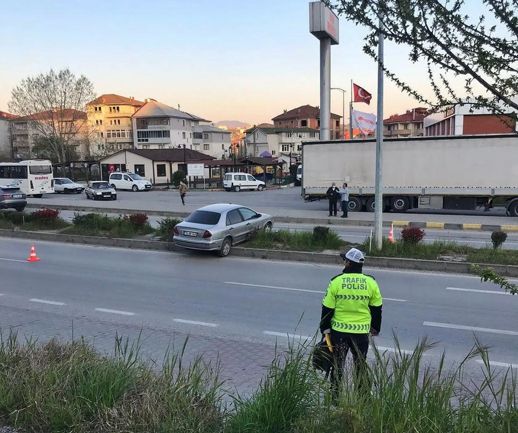 Çatmacada kaza, otomobil orta refüje çıktı