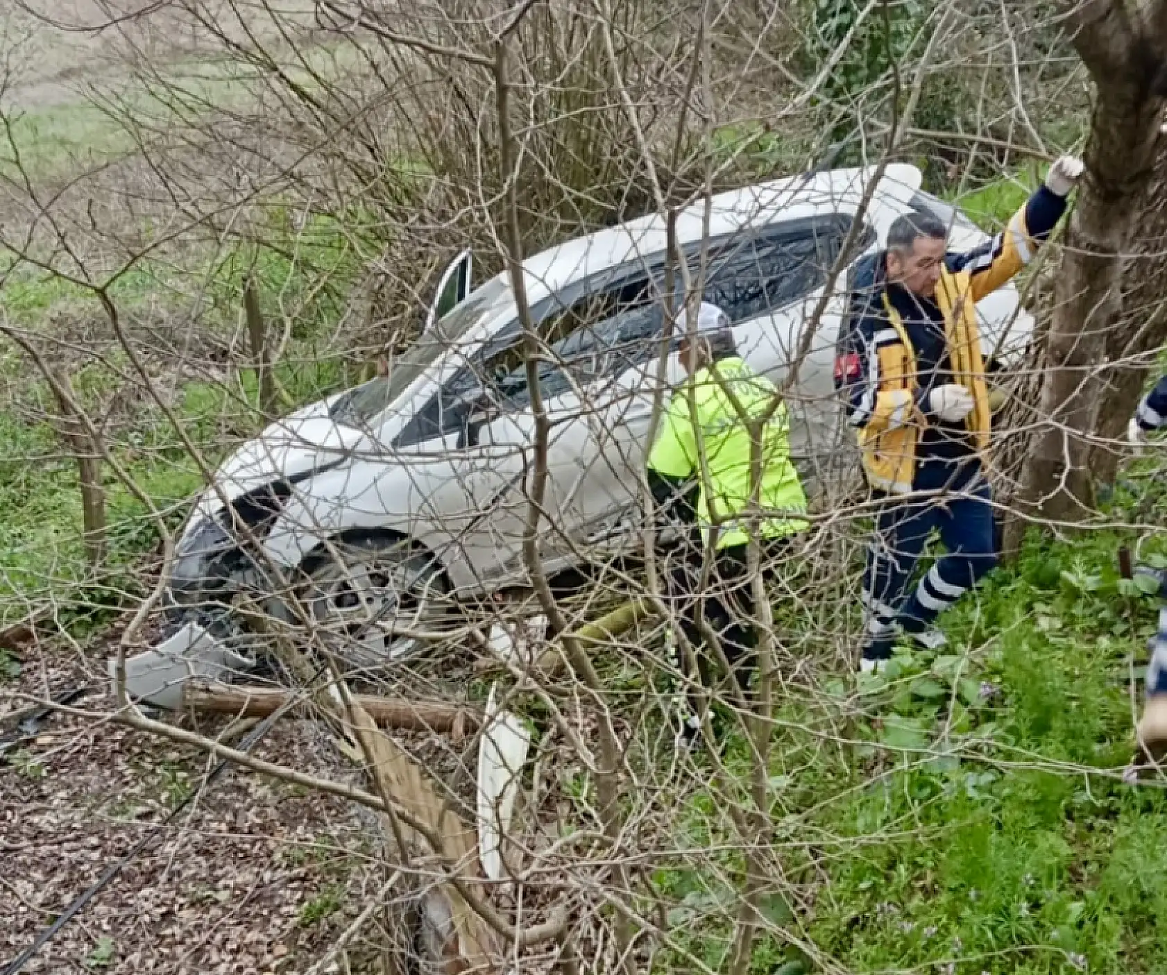 Otomobil bahçeye uçtu