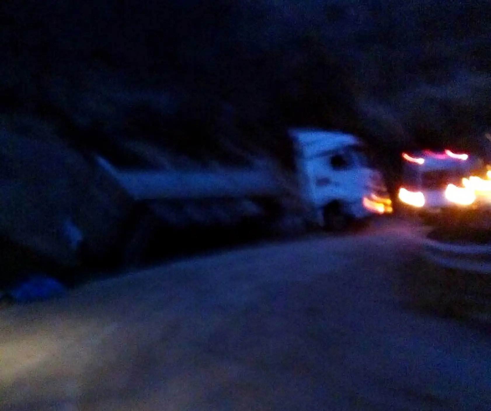 Kömür yüklü tır devrildi