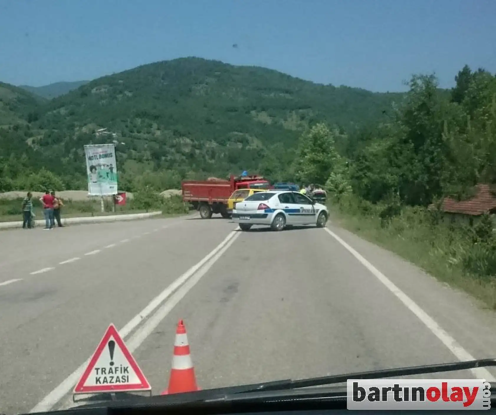 Otomobil ile kamyonet çarpıştı