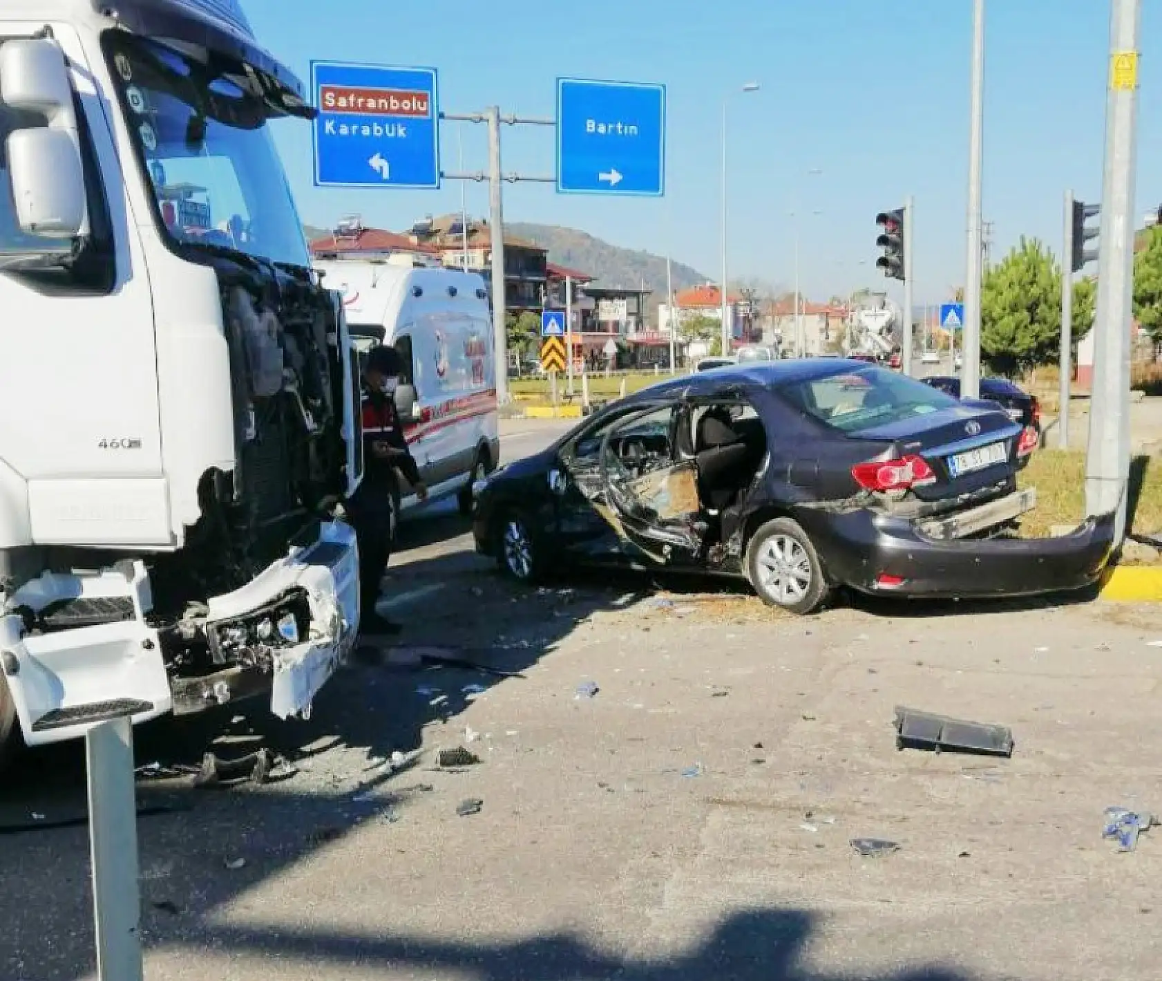 Otomobil ile tır çarpıştı