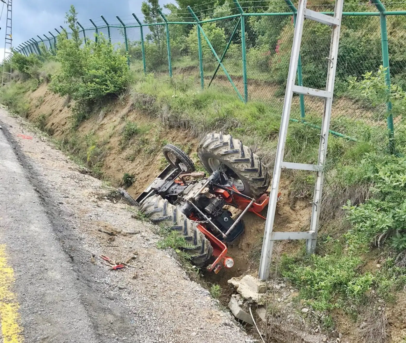 Kontrolden çıkan Traktör devrildi
