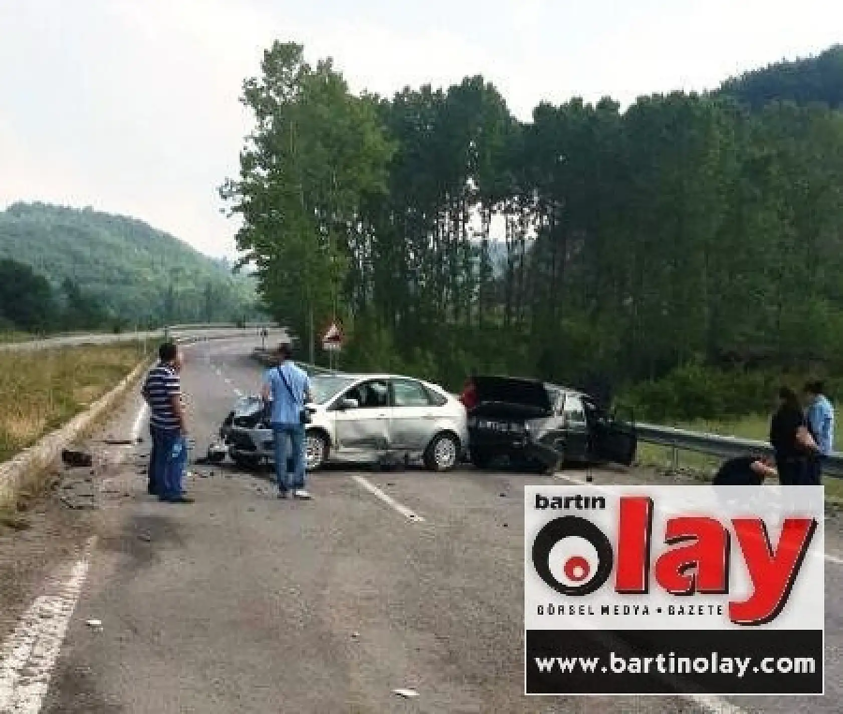 İki Otomobil Kafa Kafaya Çarpıştı