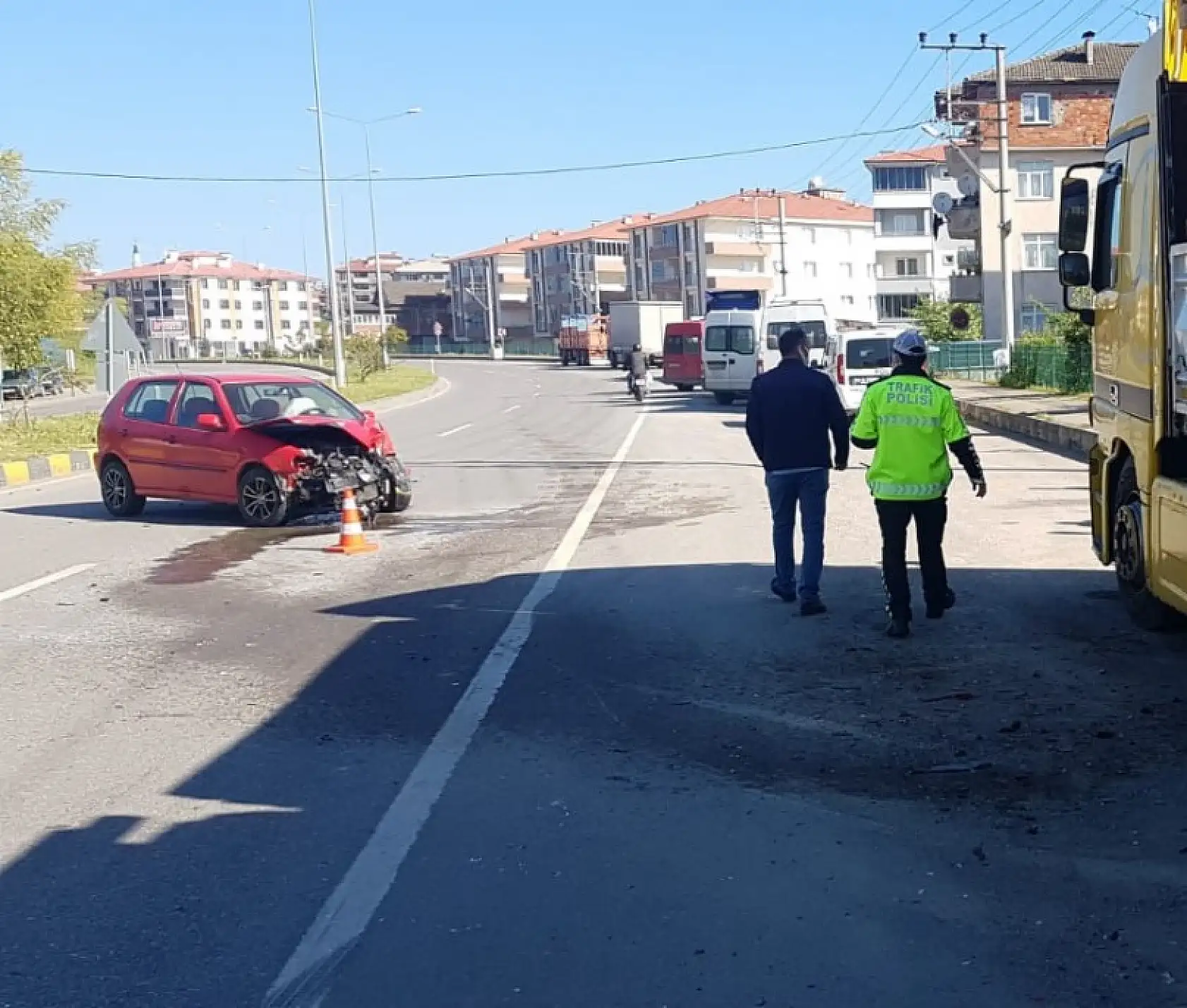 Park halinde bulunan tıra çarptı