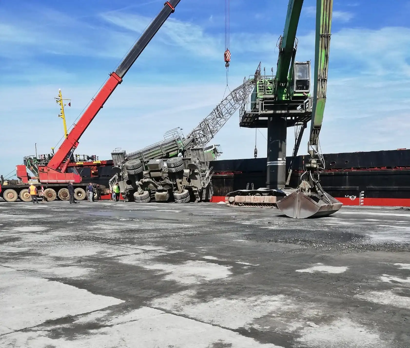 Geminin üzerine devrildi