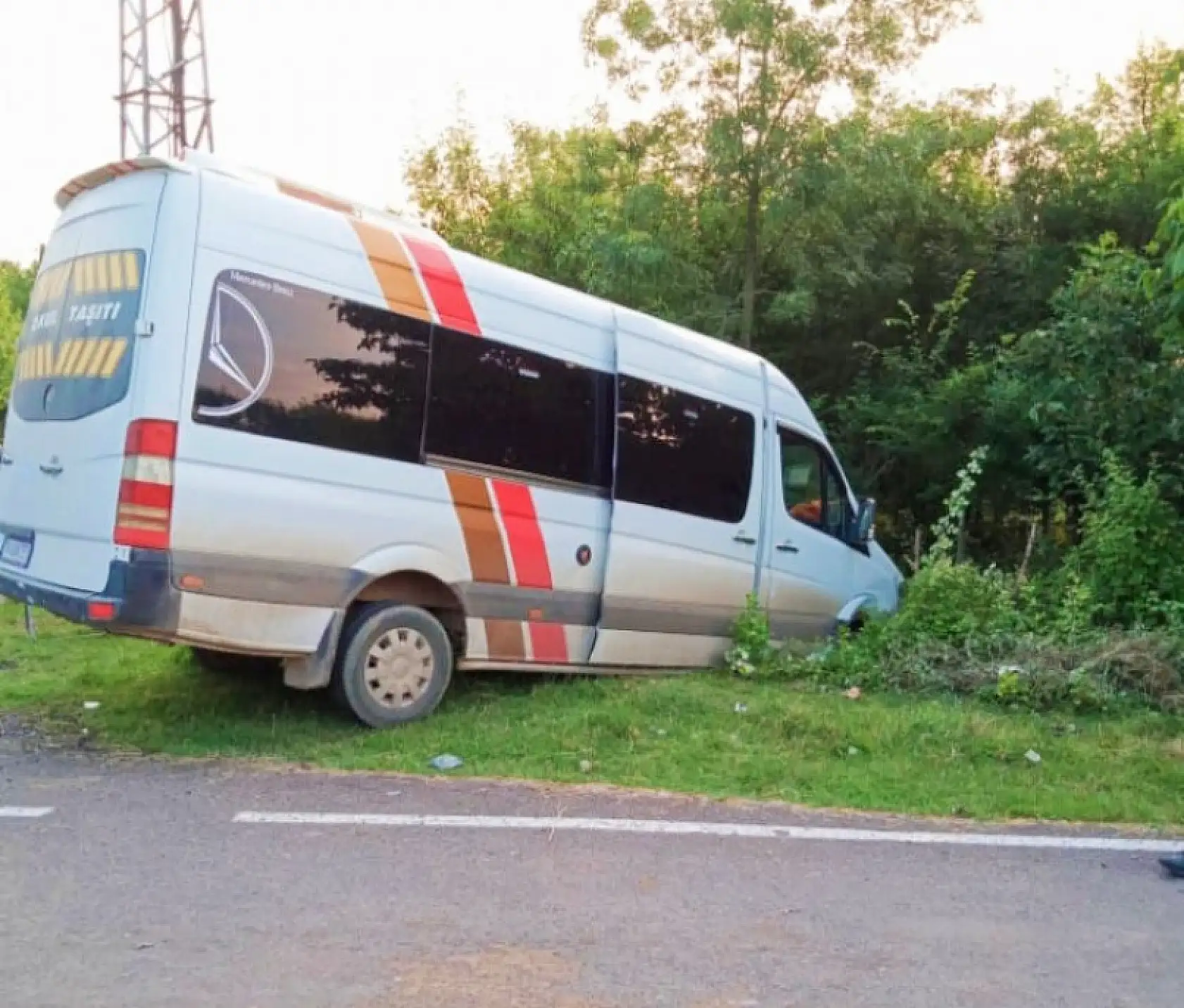 İşçi servisi ile kamyonet çarpıştı