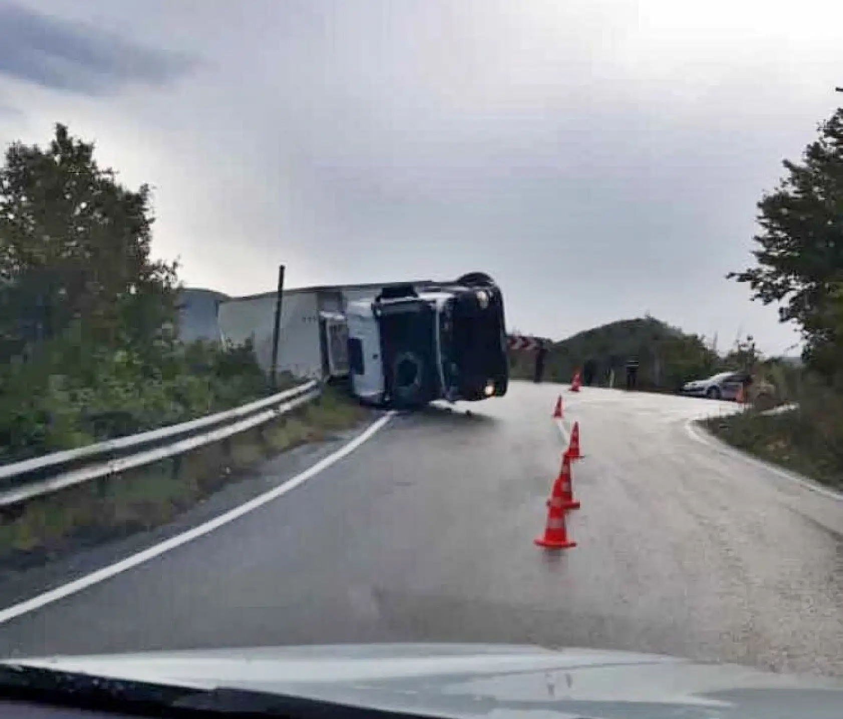 Virajı alamayan kamyon devrildi