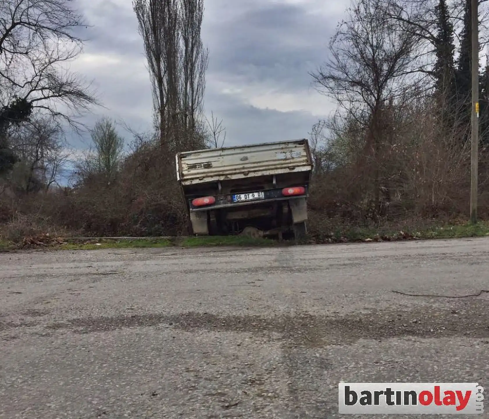 Kamyonet şarampole devrildi