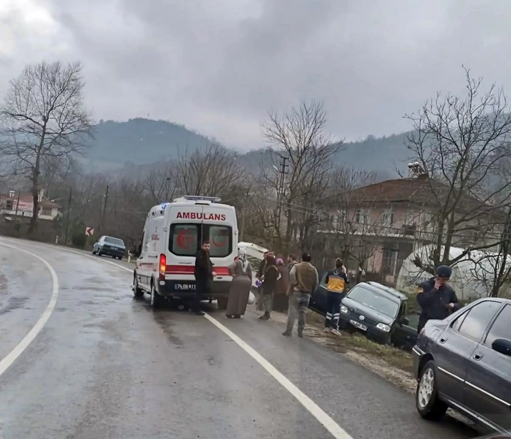 Çarpışan iki araç yoldan çıktı