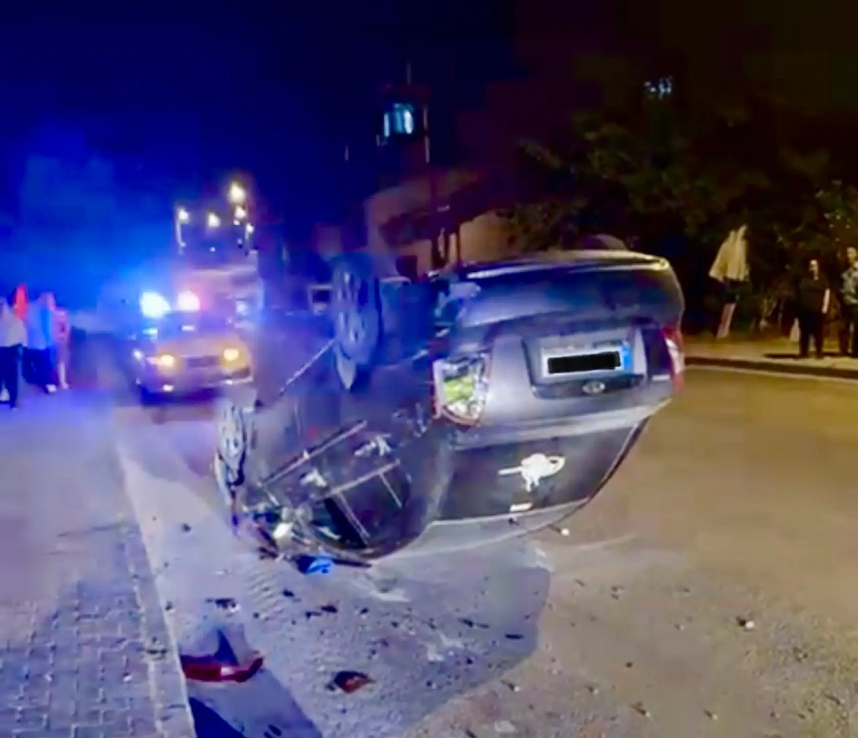 Kaldırıma çarpıp takla attı