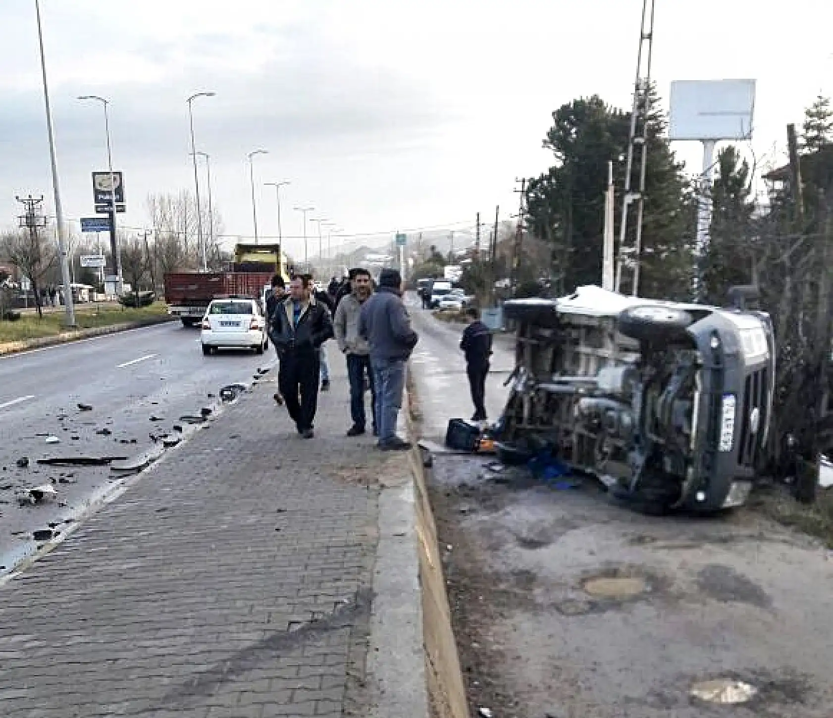 Cipin çarptığı minibüs böyle devrildi, 2 yaralı