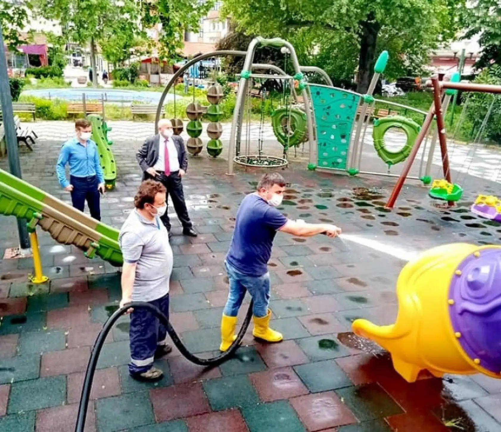 Kozcağız'da camilere gül kokulu dezenfektan