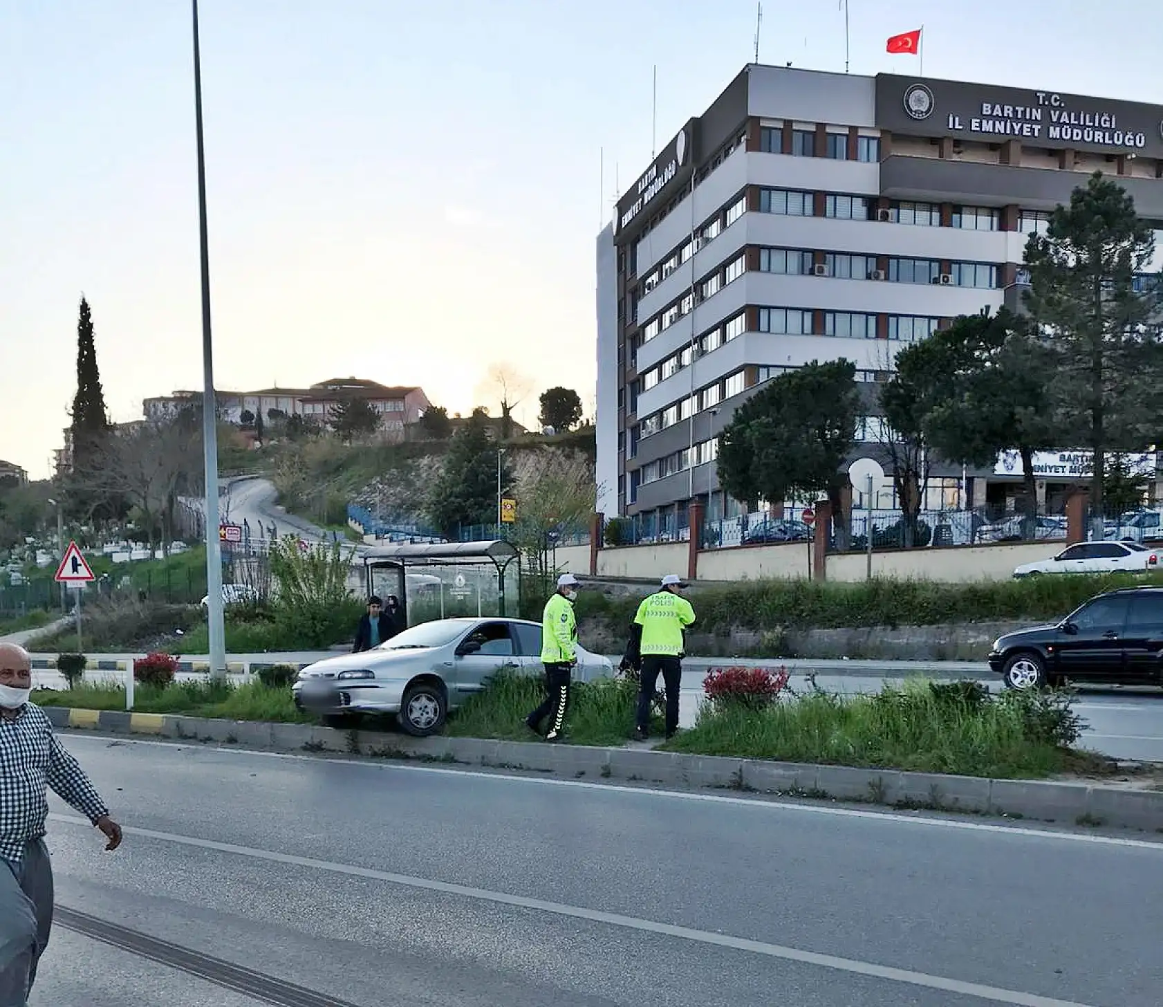 Çatmacada kaza, otomobil orta refüje çıktı