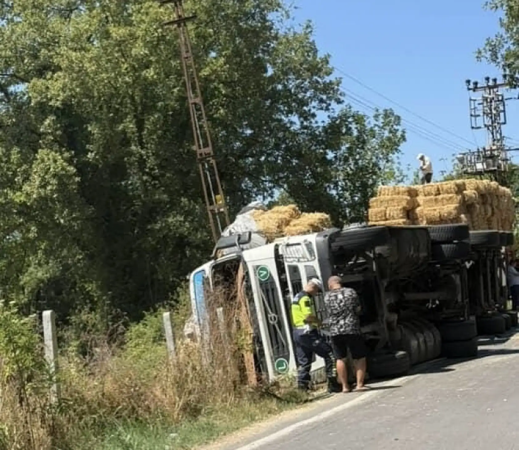 Saman yüklü tır devrildi