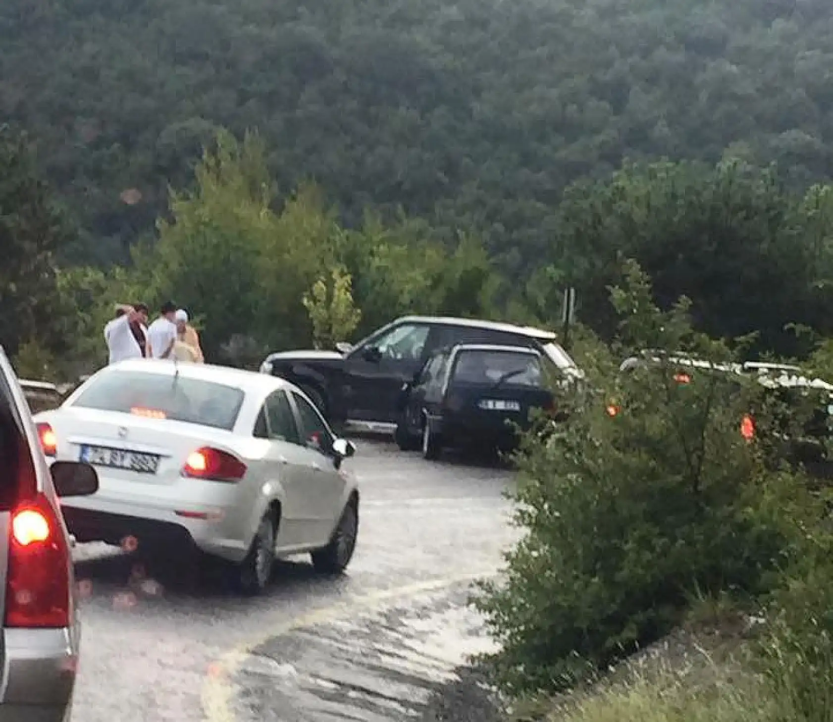 Yağmurda kayganlaşan yolda kaza