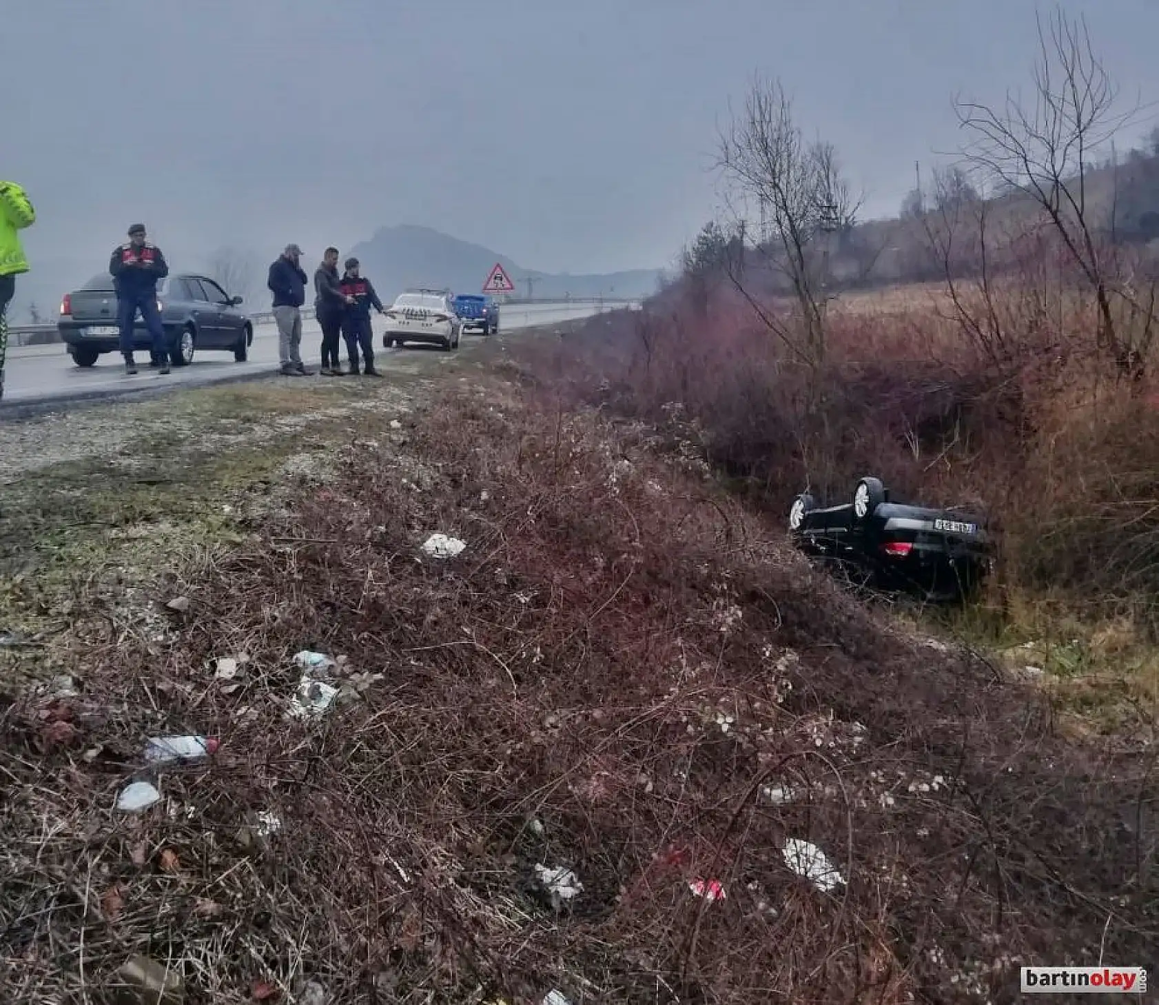 Yağmurda kayıp şarampole yuvarlandı