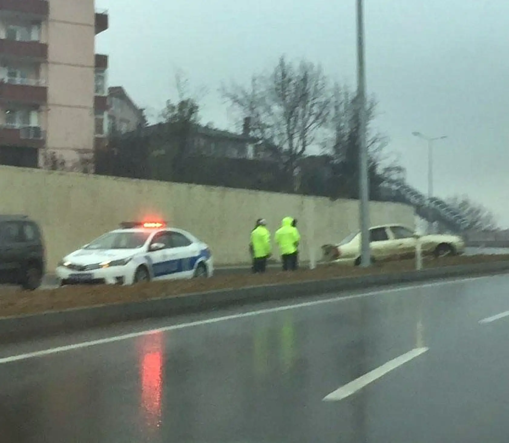 Kayan otomobil devrildi