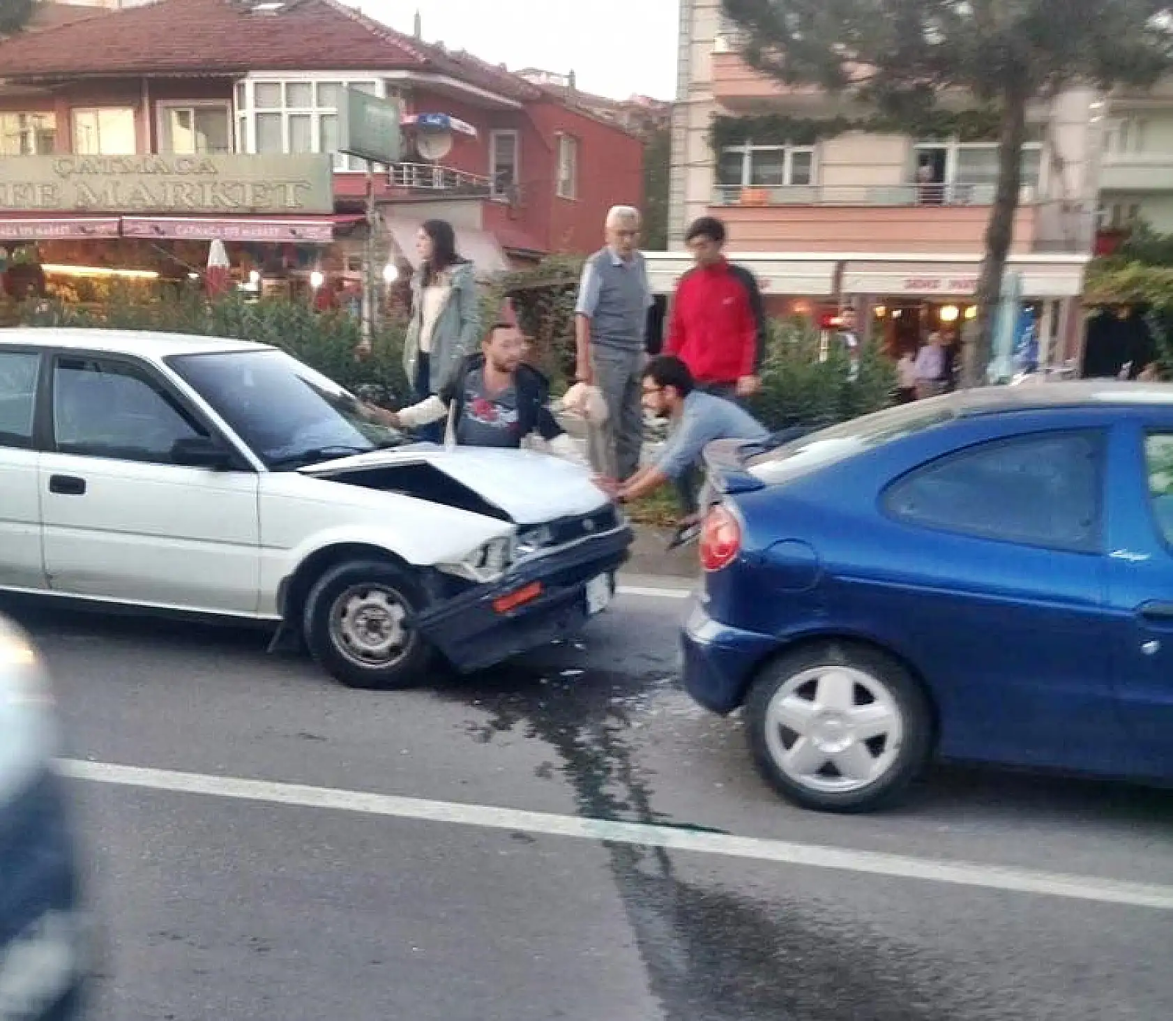 Yayaya yol veren araca arkadan vurdu