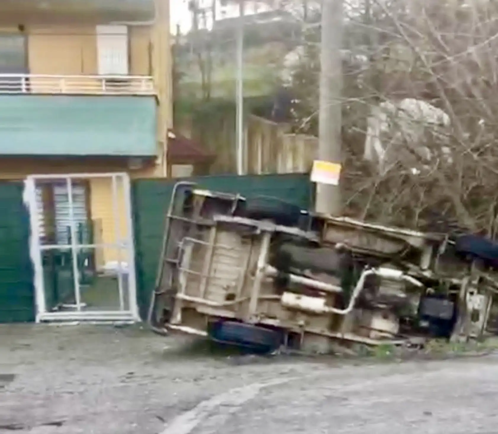 Kontrolden çıkarak devrildi