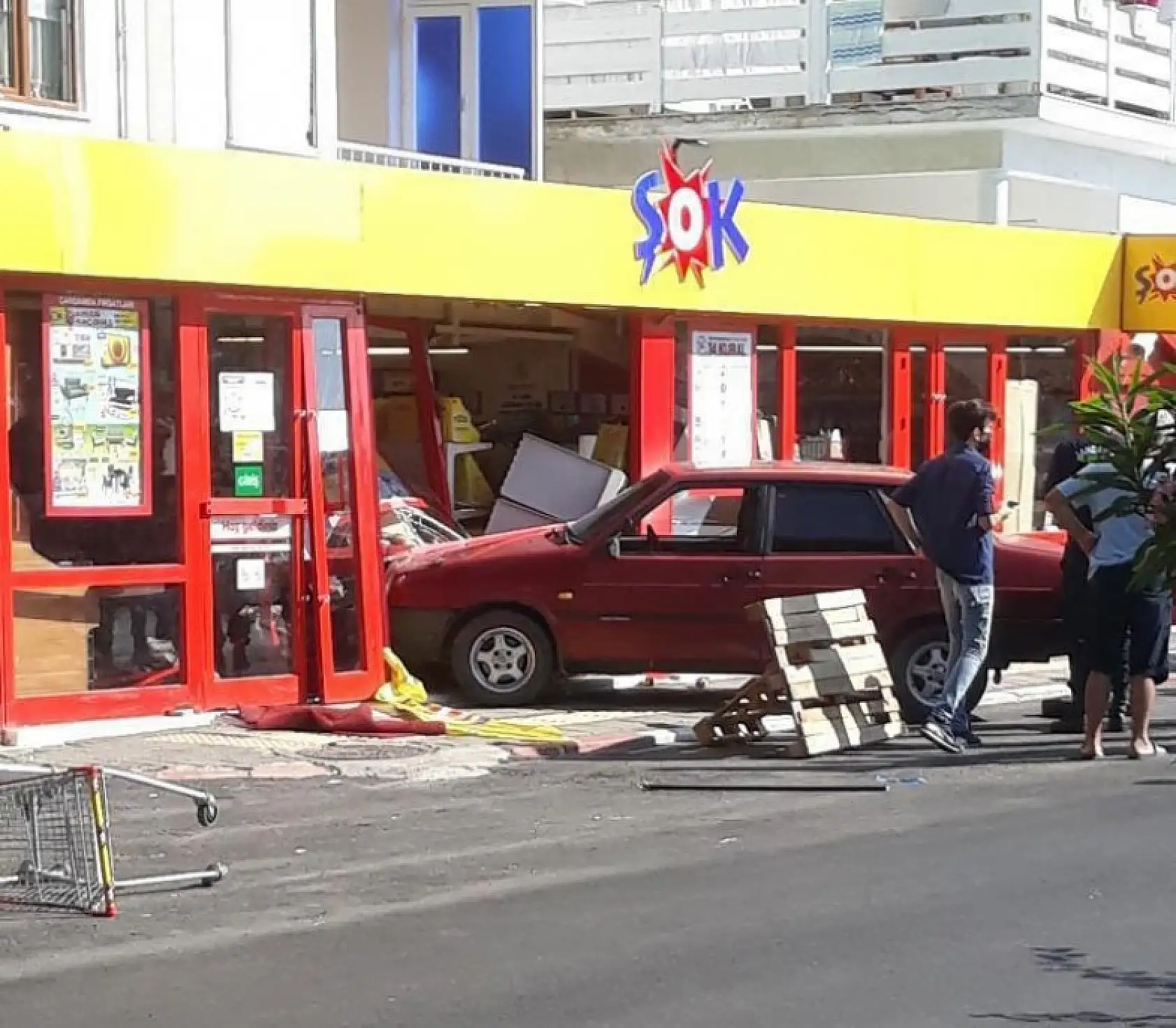 Otomobil şoka girdi