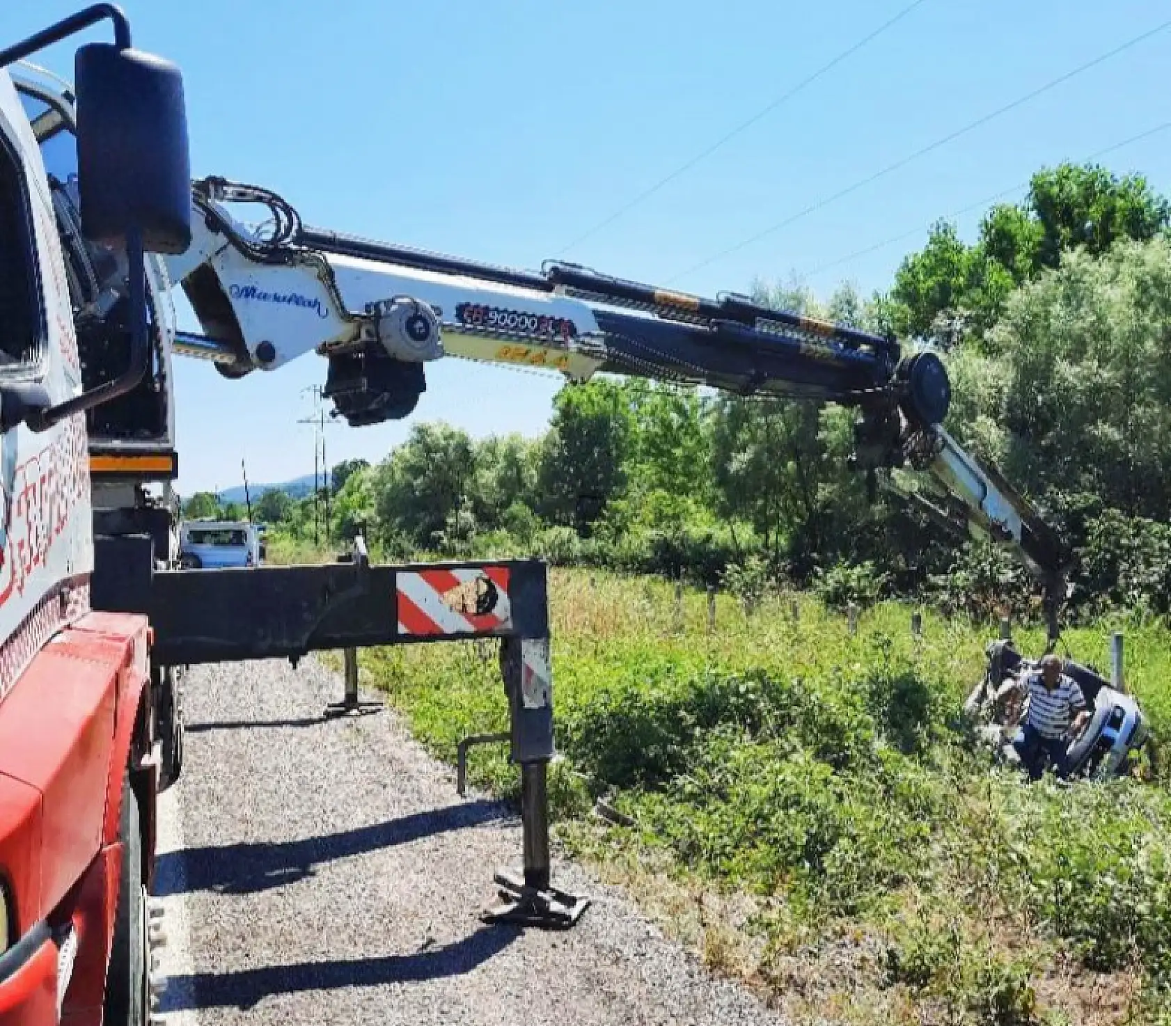 Trafik levhasına çarpıp şarampole yuvarlandı