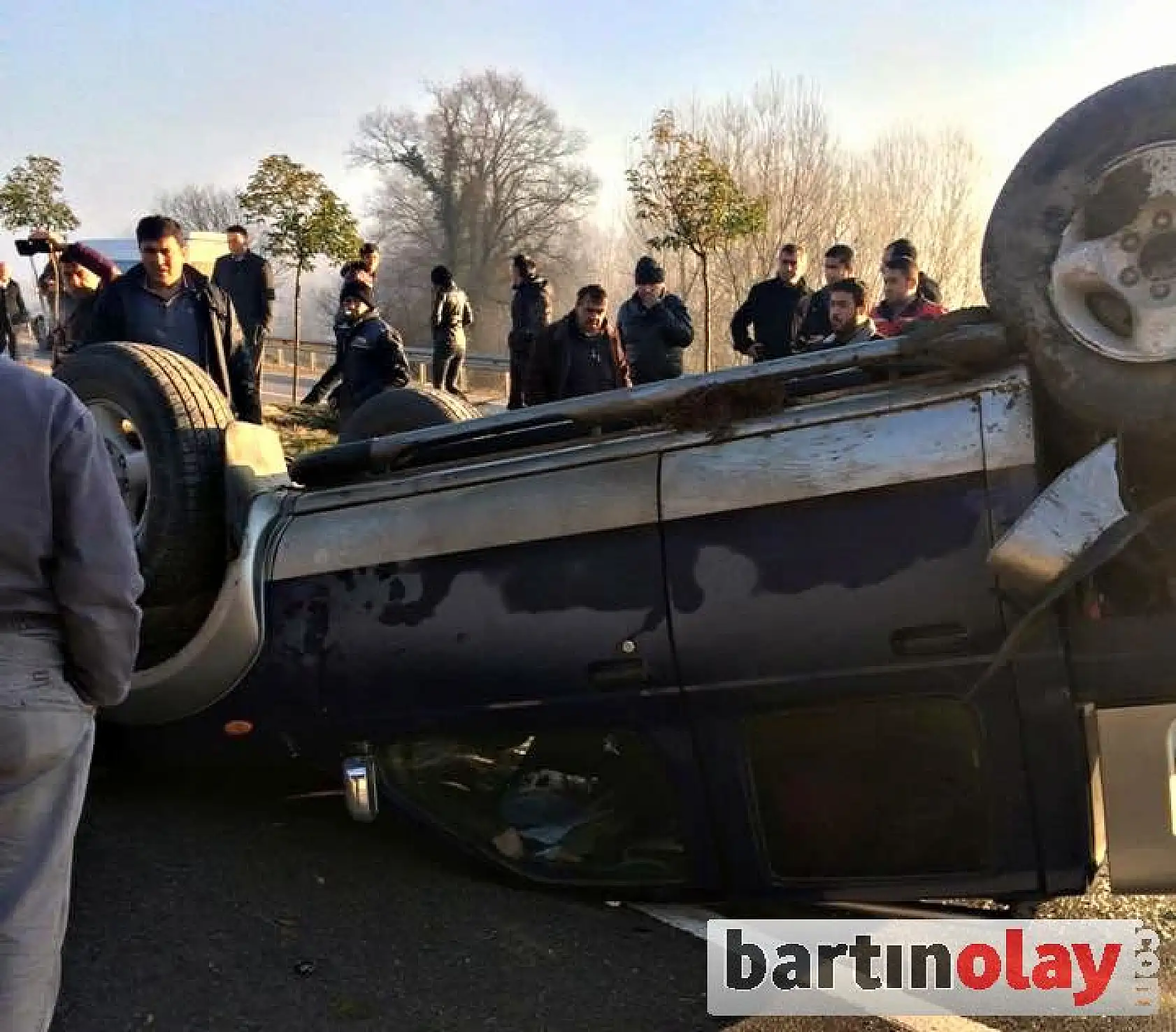 Takla atan kamyonet karşı şeride geçti