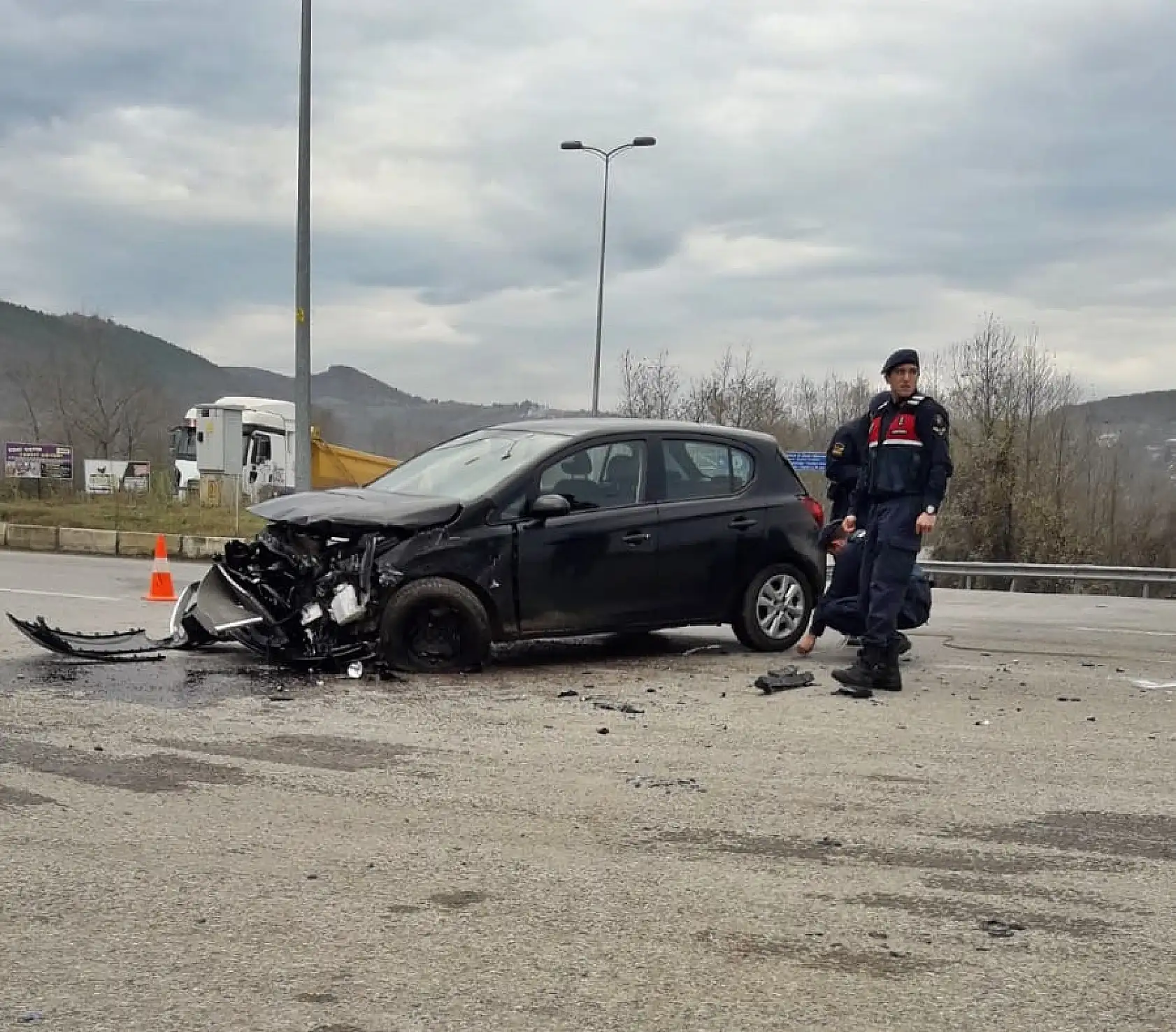 Kamyon ile otomobil çarpıştı