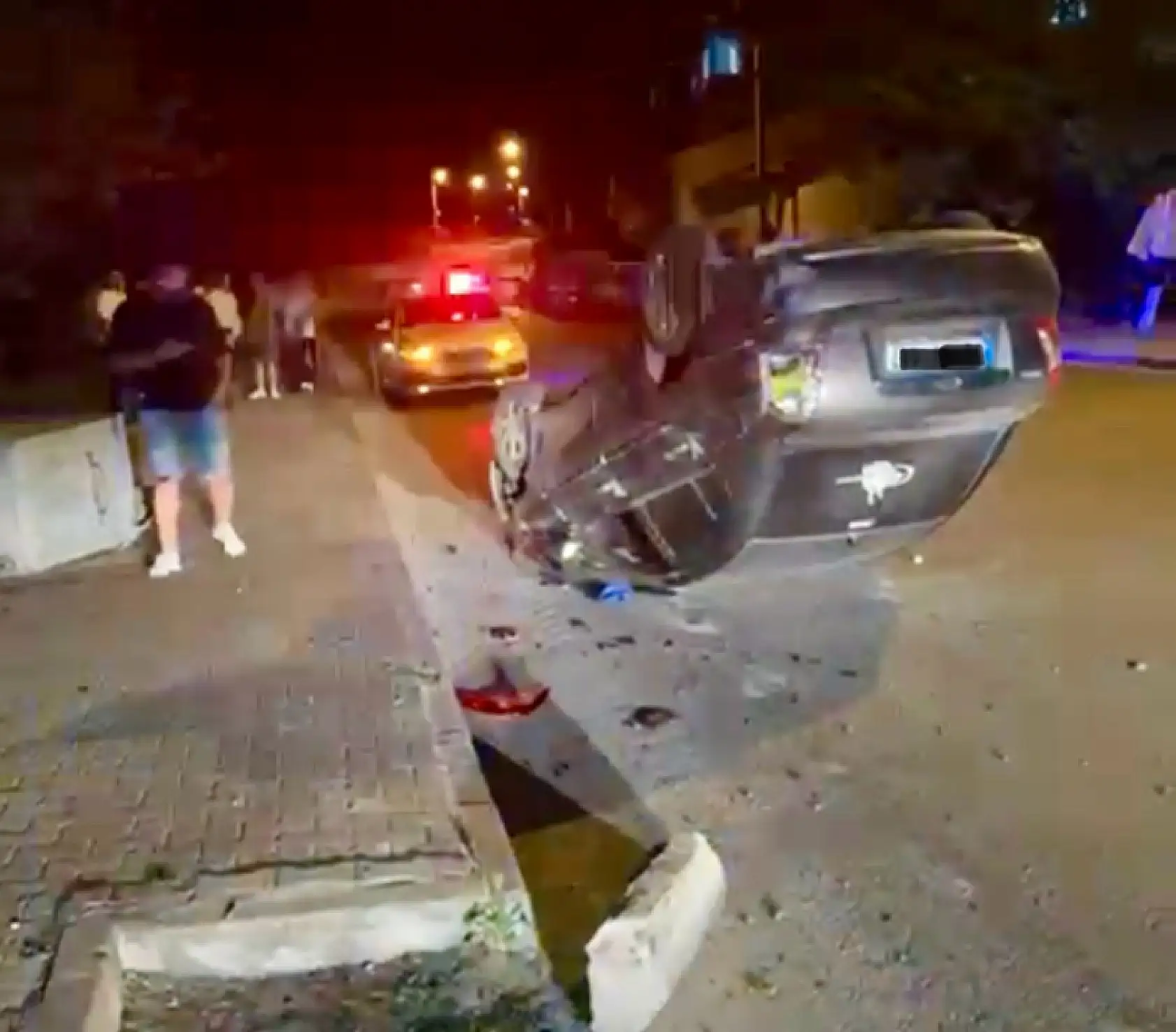 Kaldırıma çarpıp takla attı