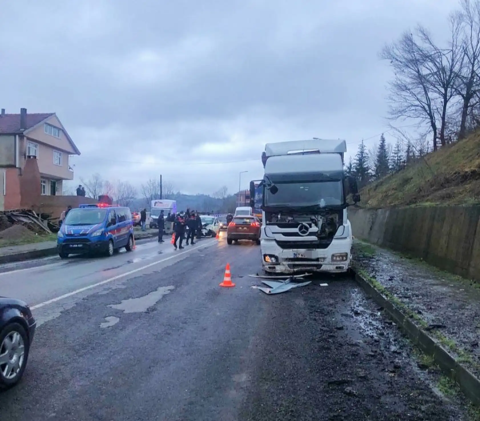 Otomobil ile Tır çarpıştı