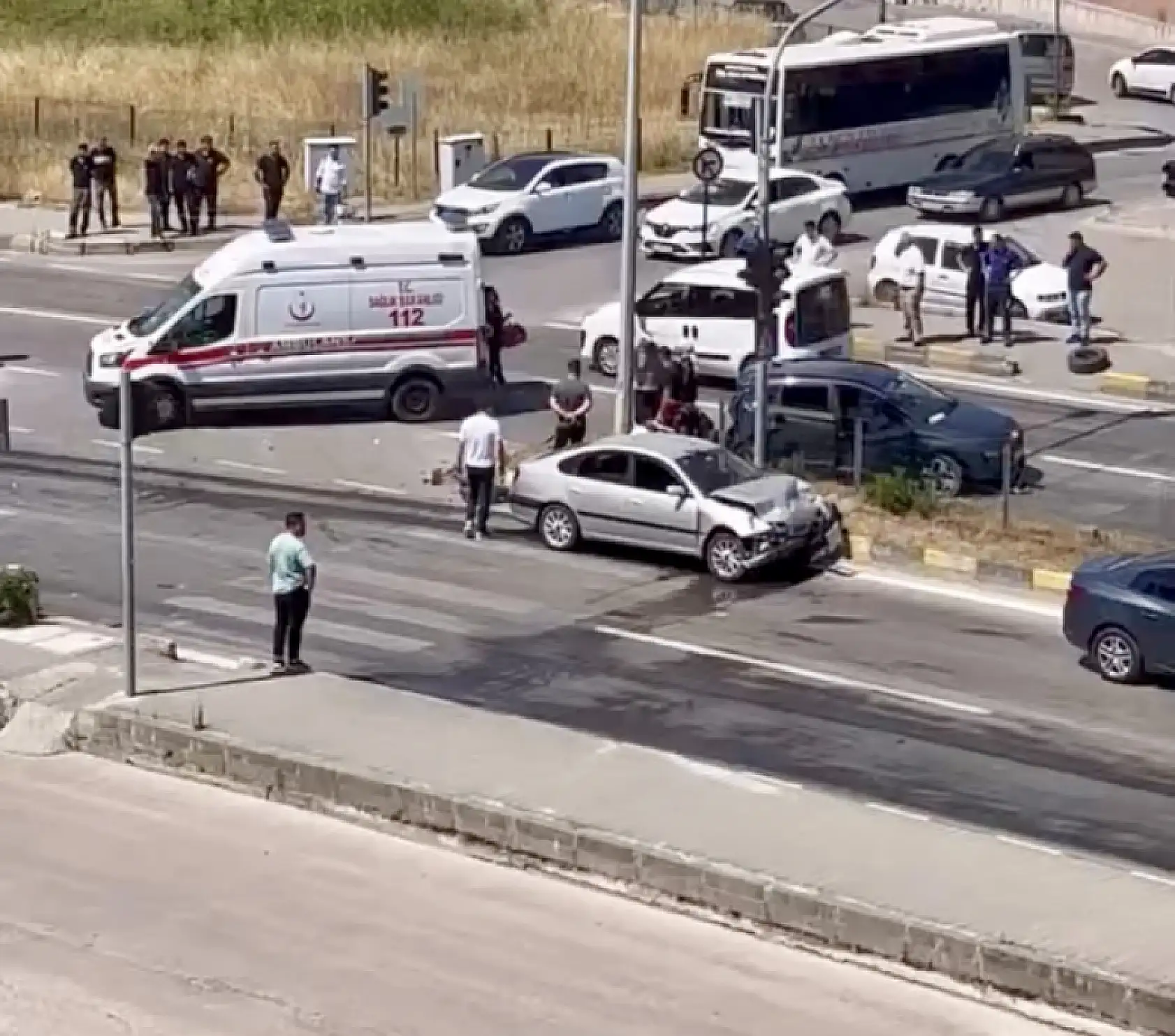 Kavşakta kaza, çok sayıda yaralı var