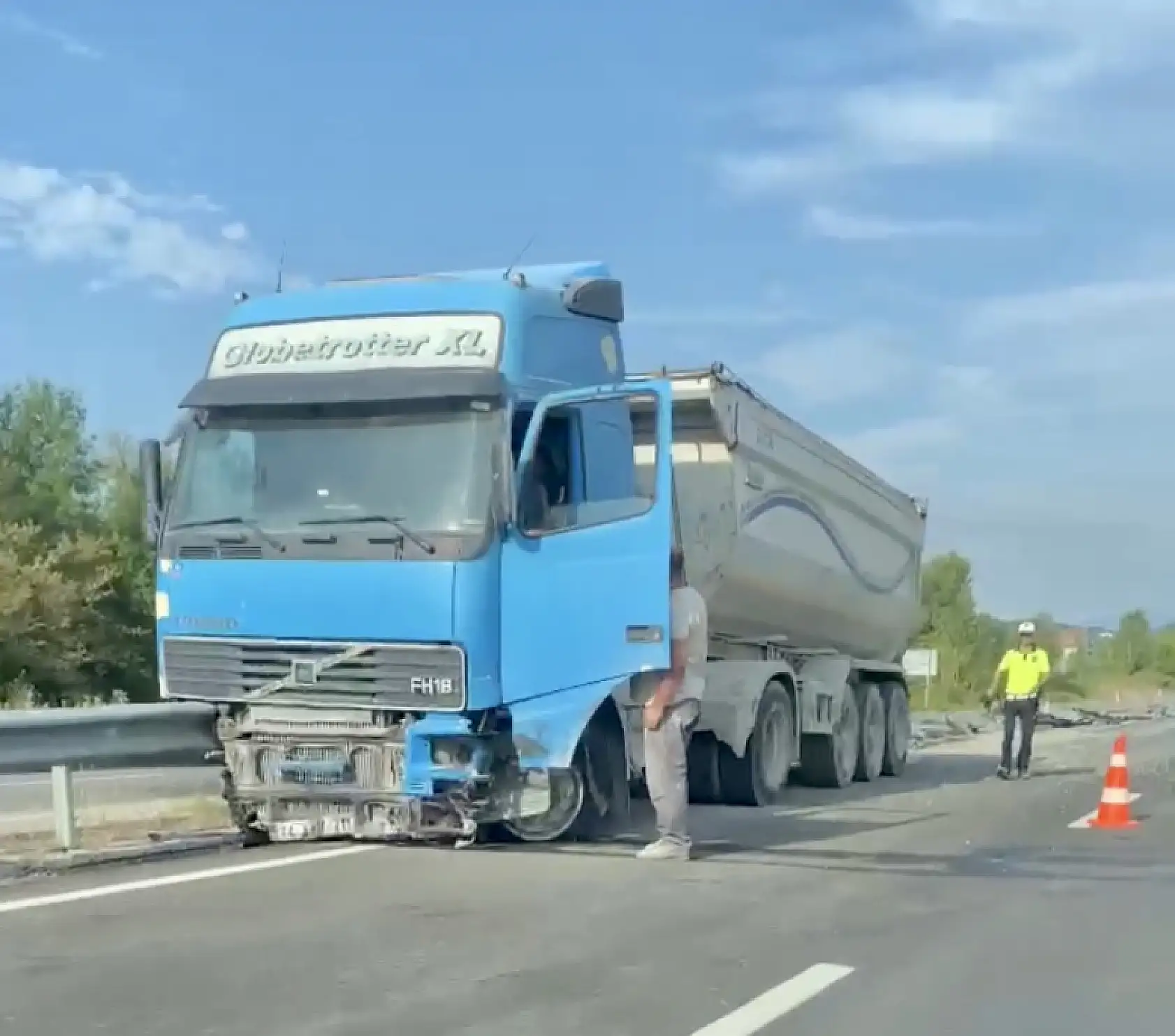 Kontrolden çıkan tır bariyerleri ezdi