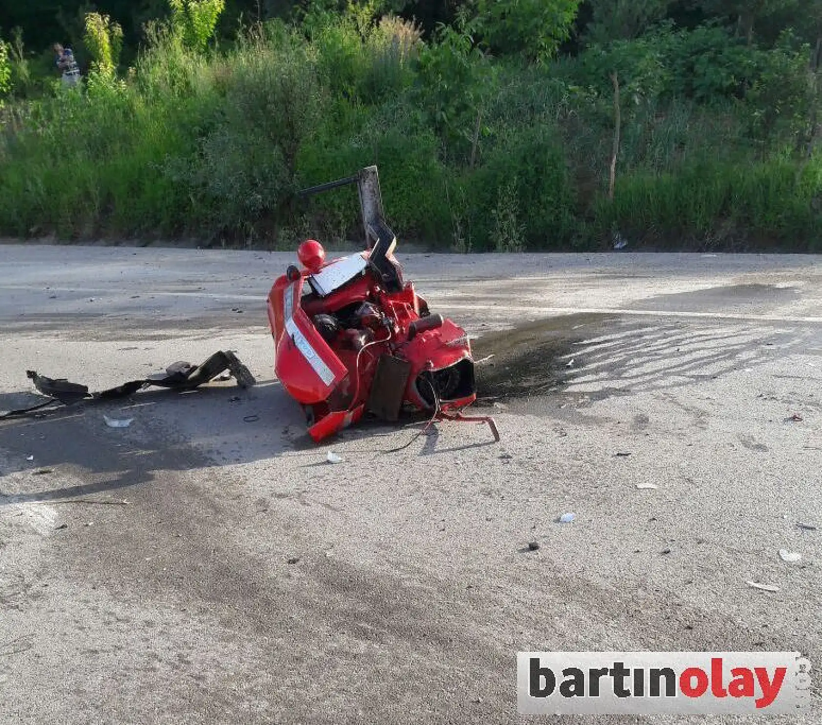 Otomobille Çarpışan Traktör İkiye Ayrıldı