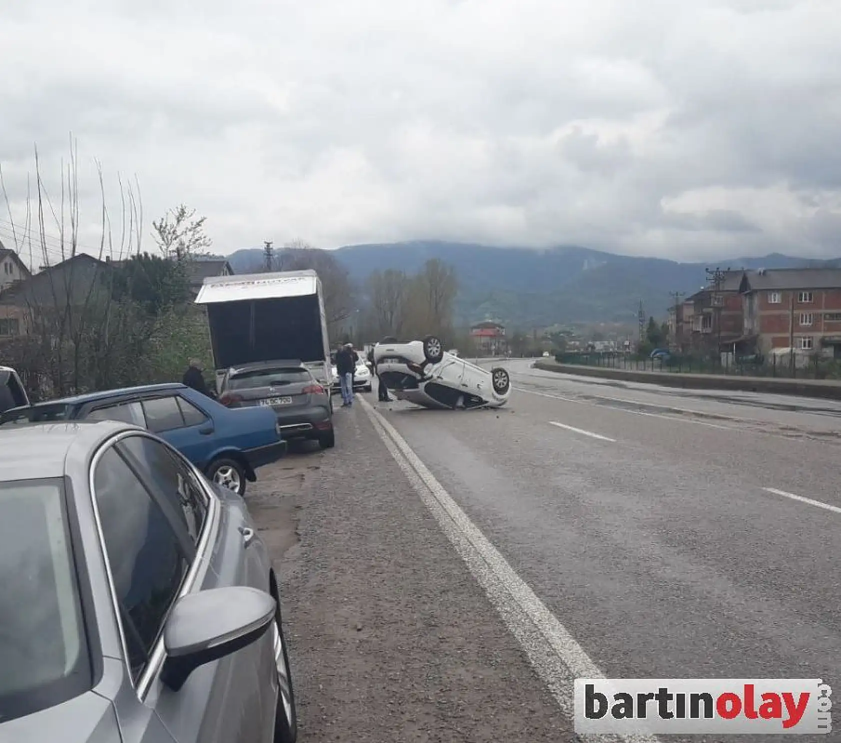 Çarpışan otomobillerden biri ters döndü