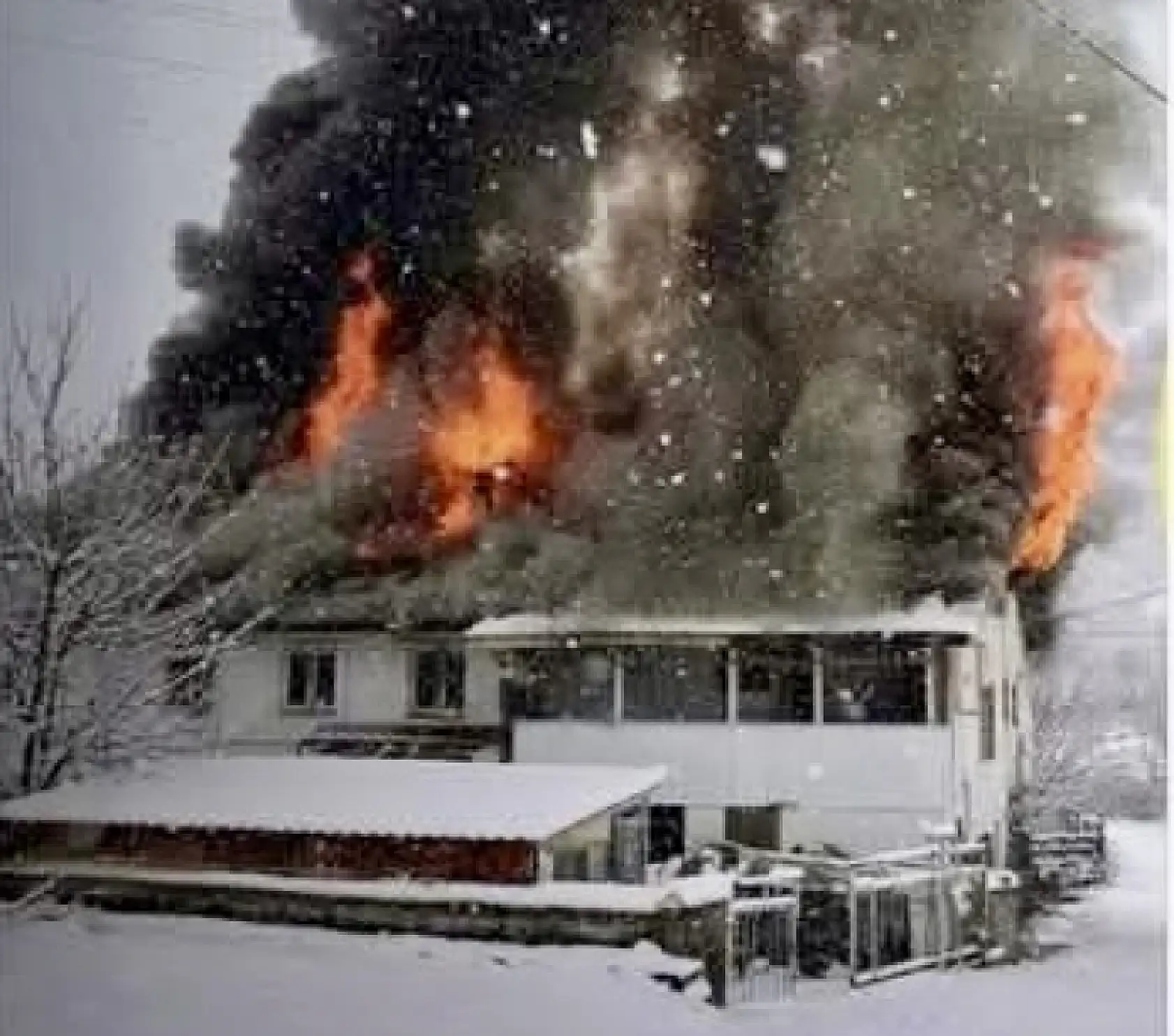 Kar altında yangın çıktı