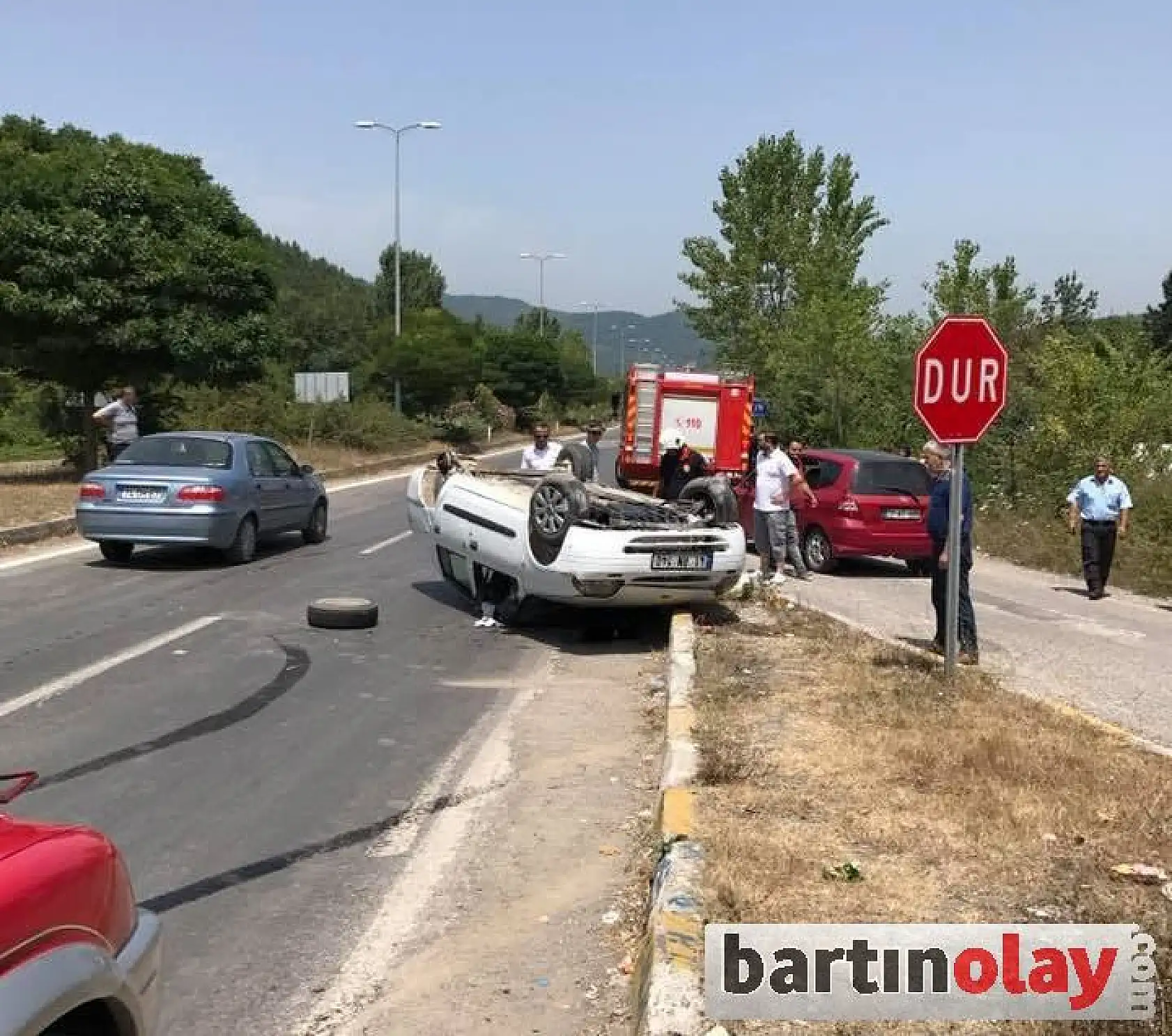Takla atan ara ters döndü, 2 yaralı