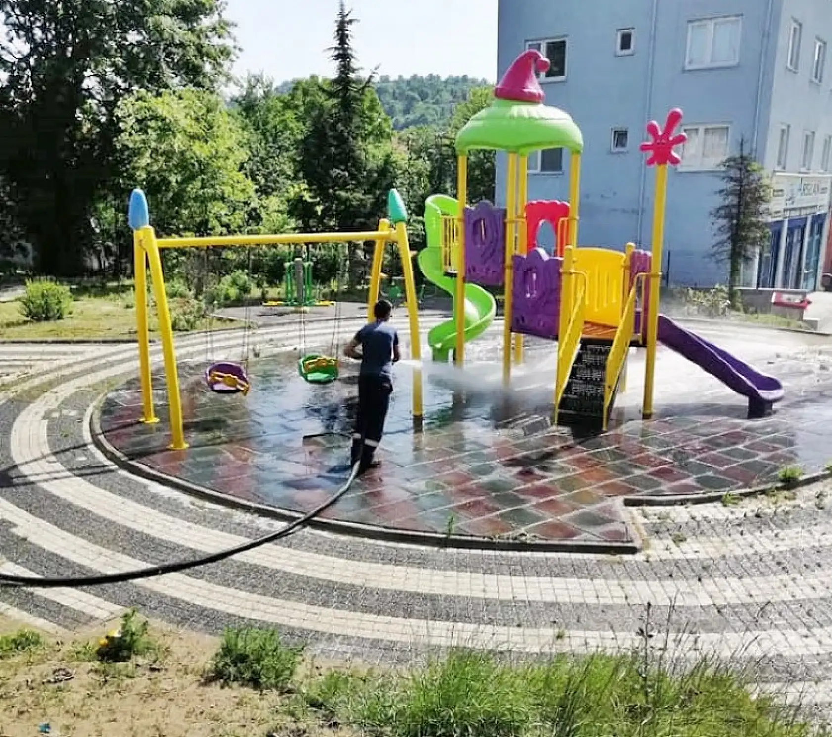 Kozcağız'da camilere gül kokulu dezenfektan