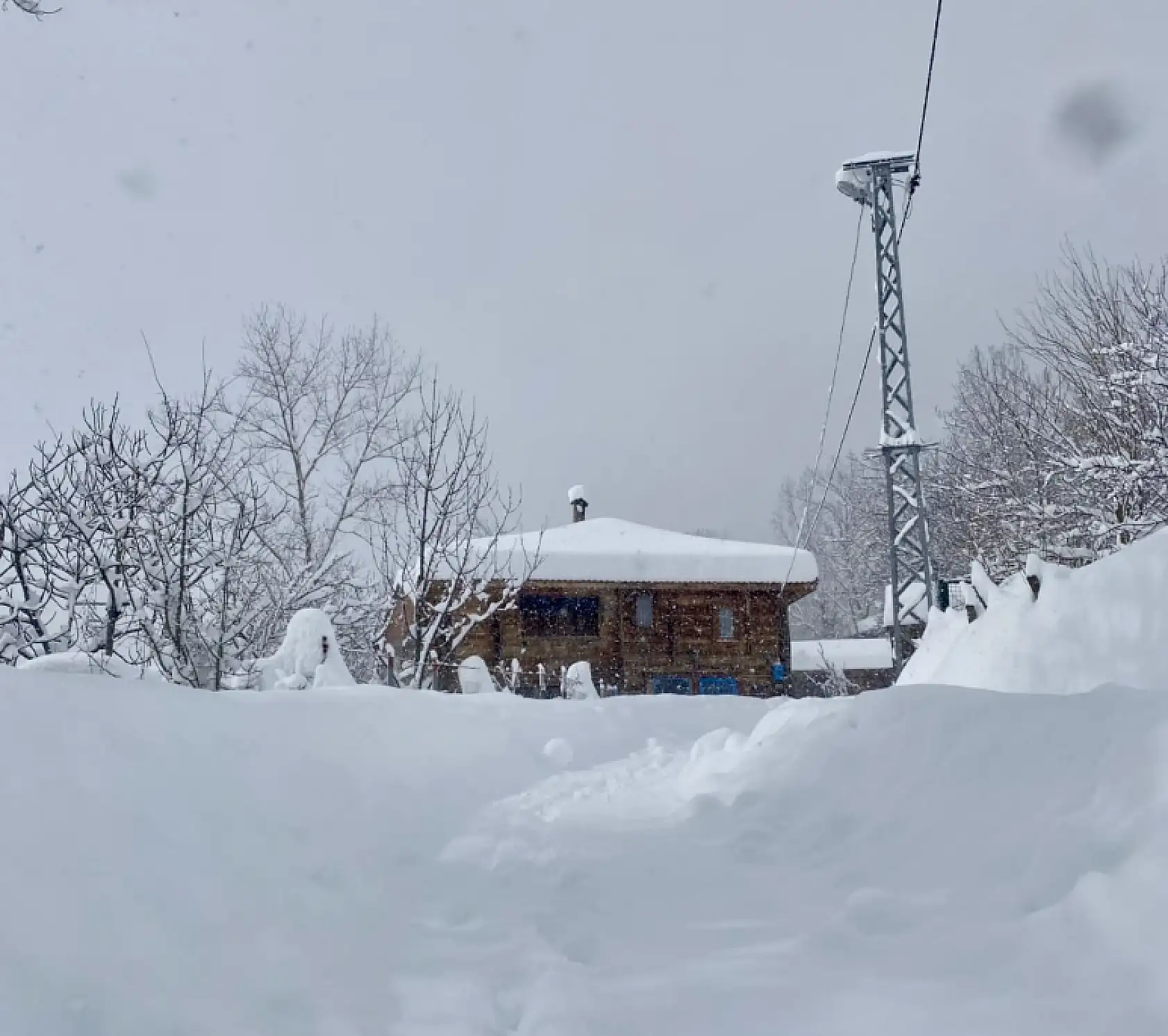 Köylerde kar insan boyunda