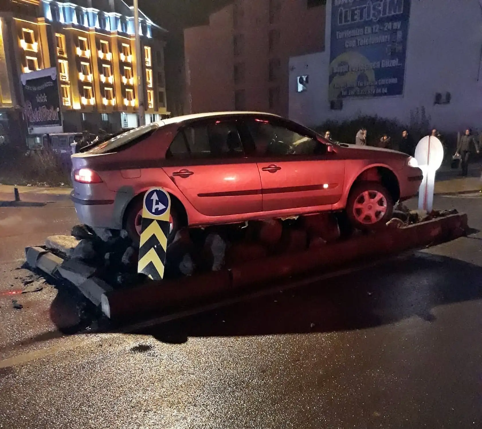 Orta refüje çıktı, taşların üzerinde kaldı