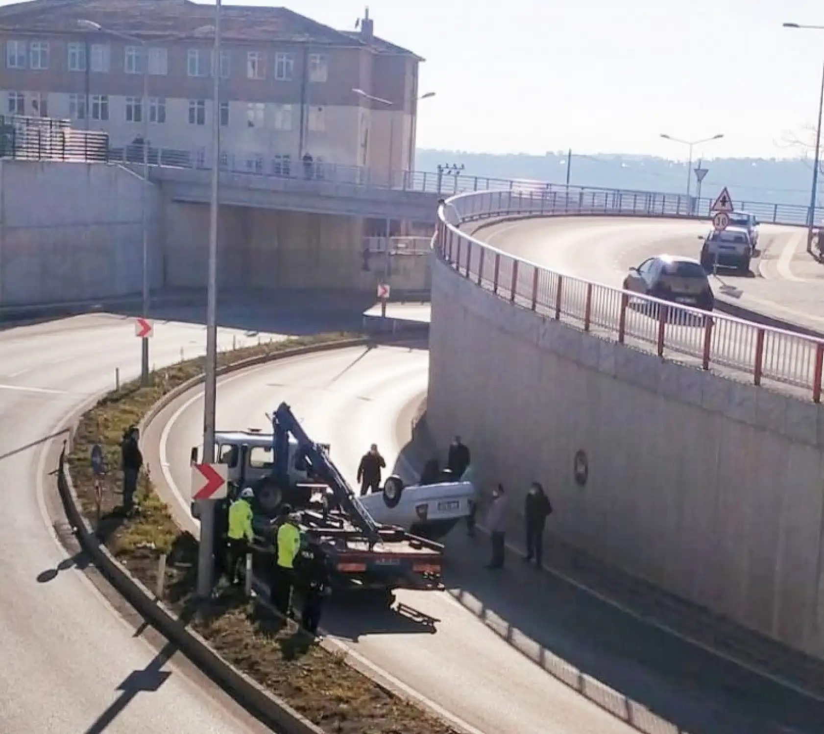 Kontrolden çıkan otomobil takla attı