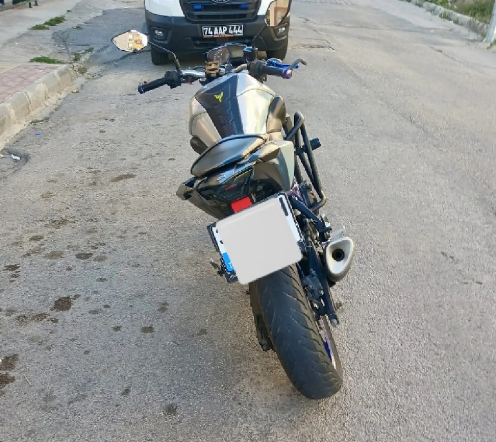Bisikletli çocuğa motosiklet çarptı