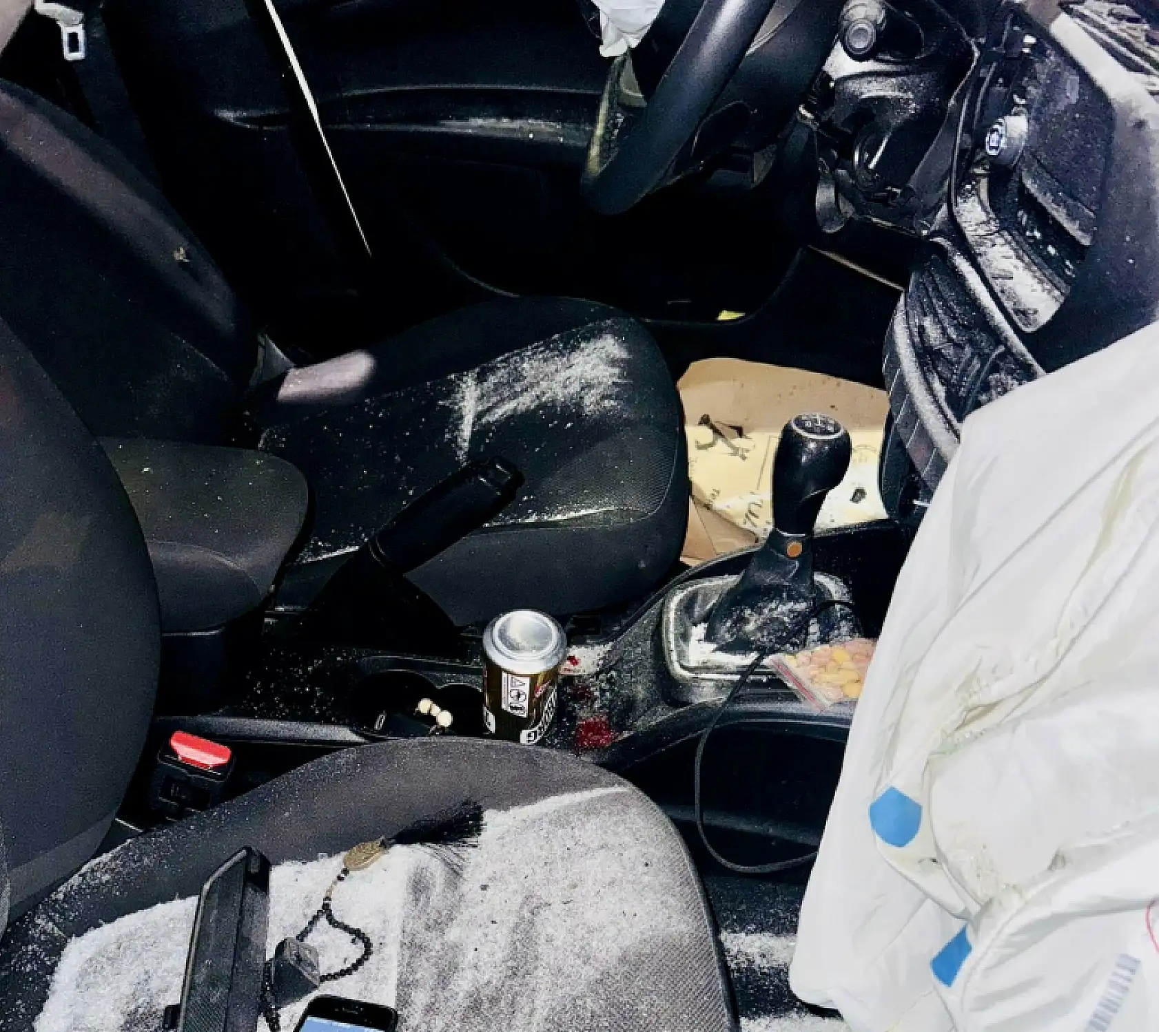 Otomobil tırın altına girdi