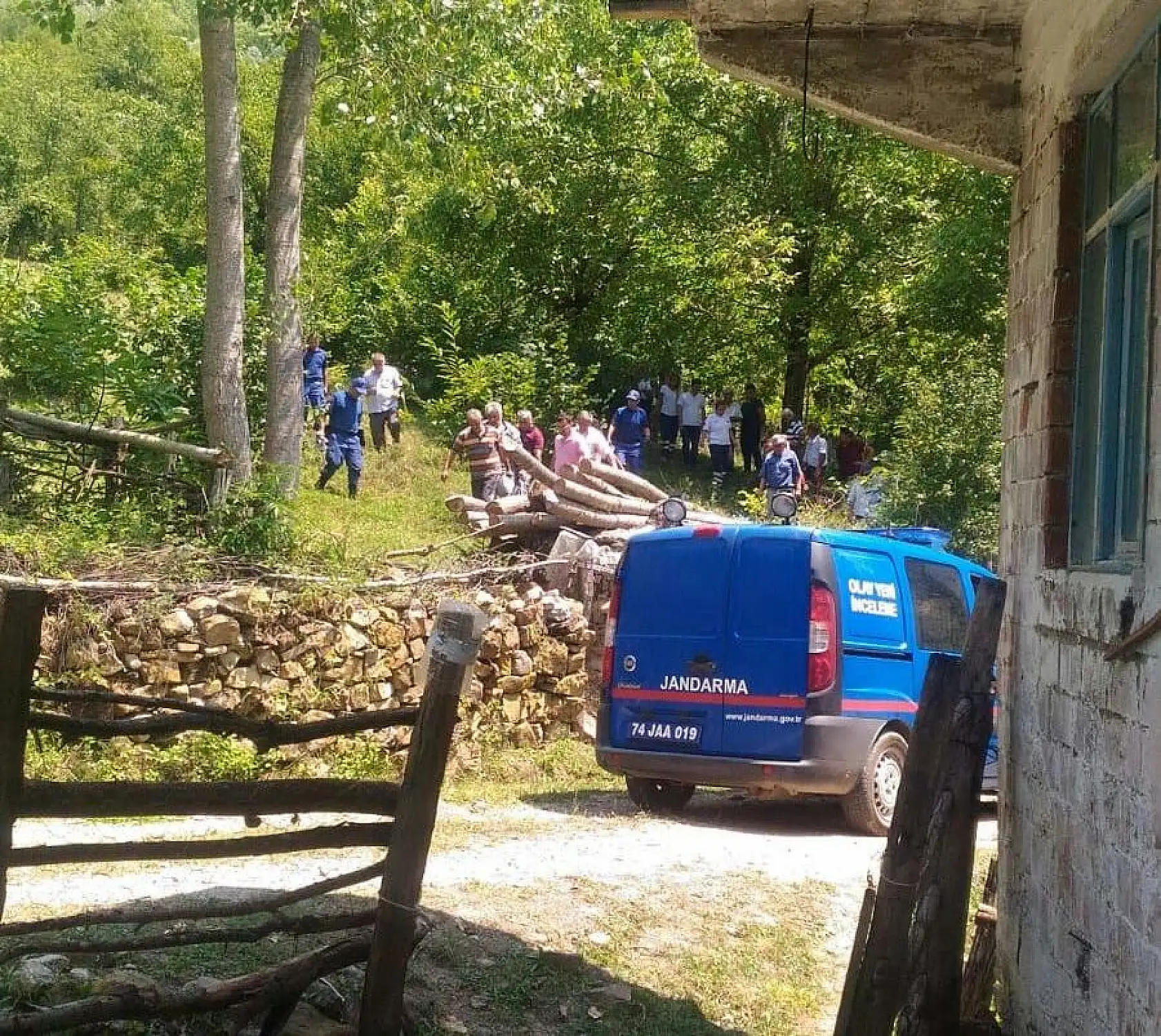 Bahçede korkunç manzara