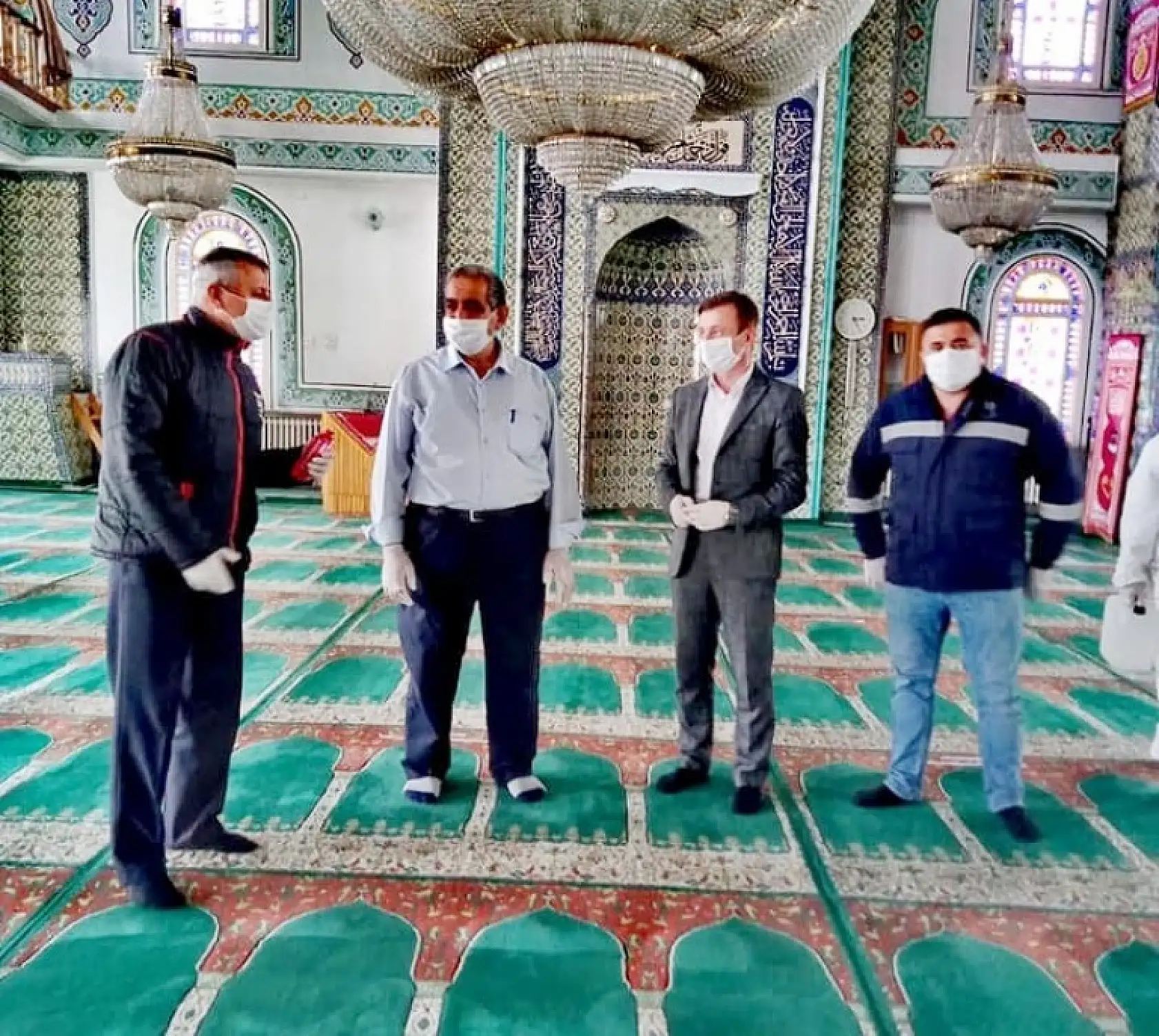 Kozcağız'da camilere gül kokulu dezenfektan