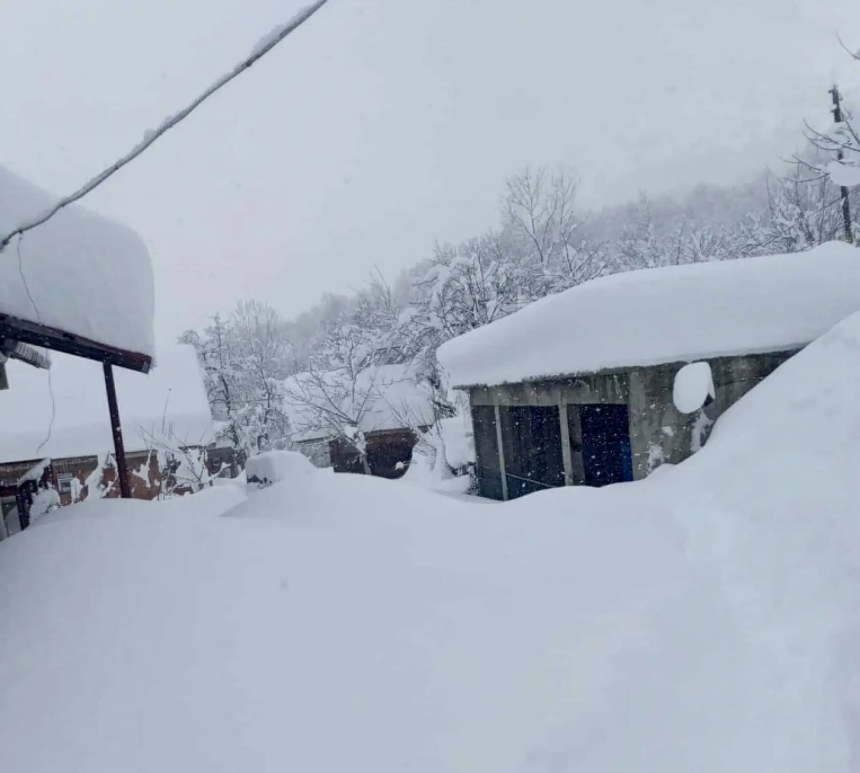 Köylerde kar insan boyunda