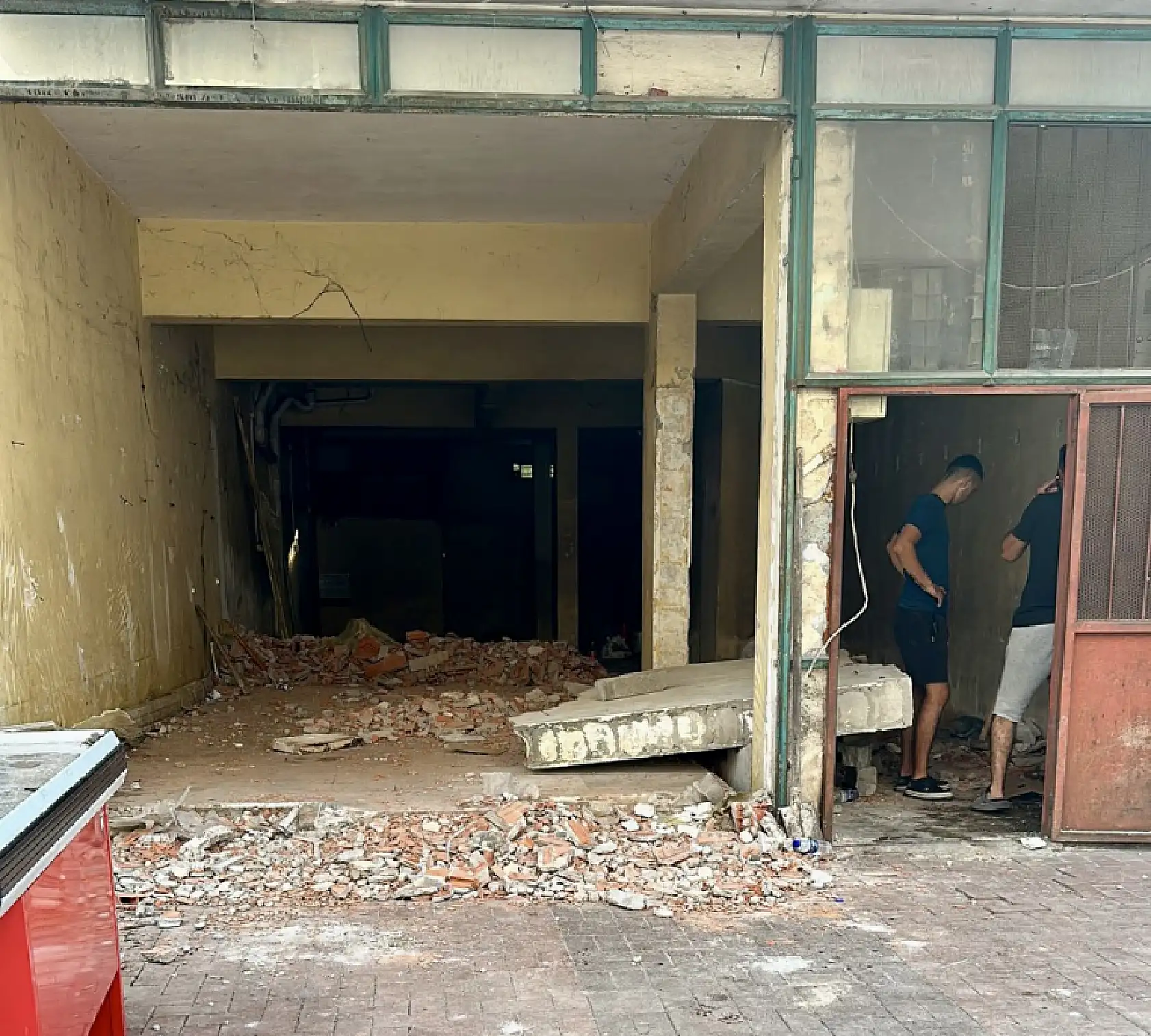 Yıkılan duvarın altında kaldı