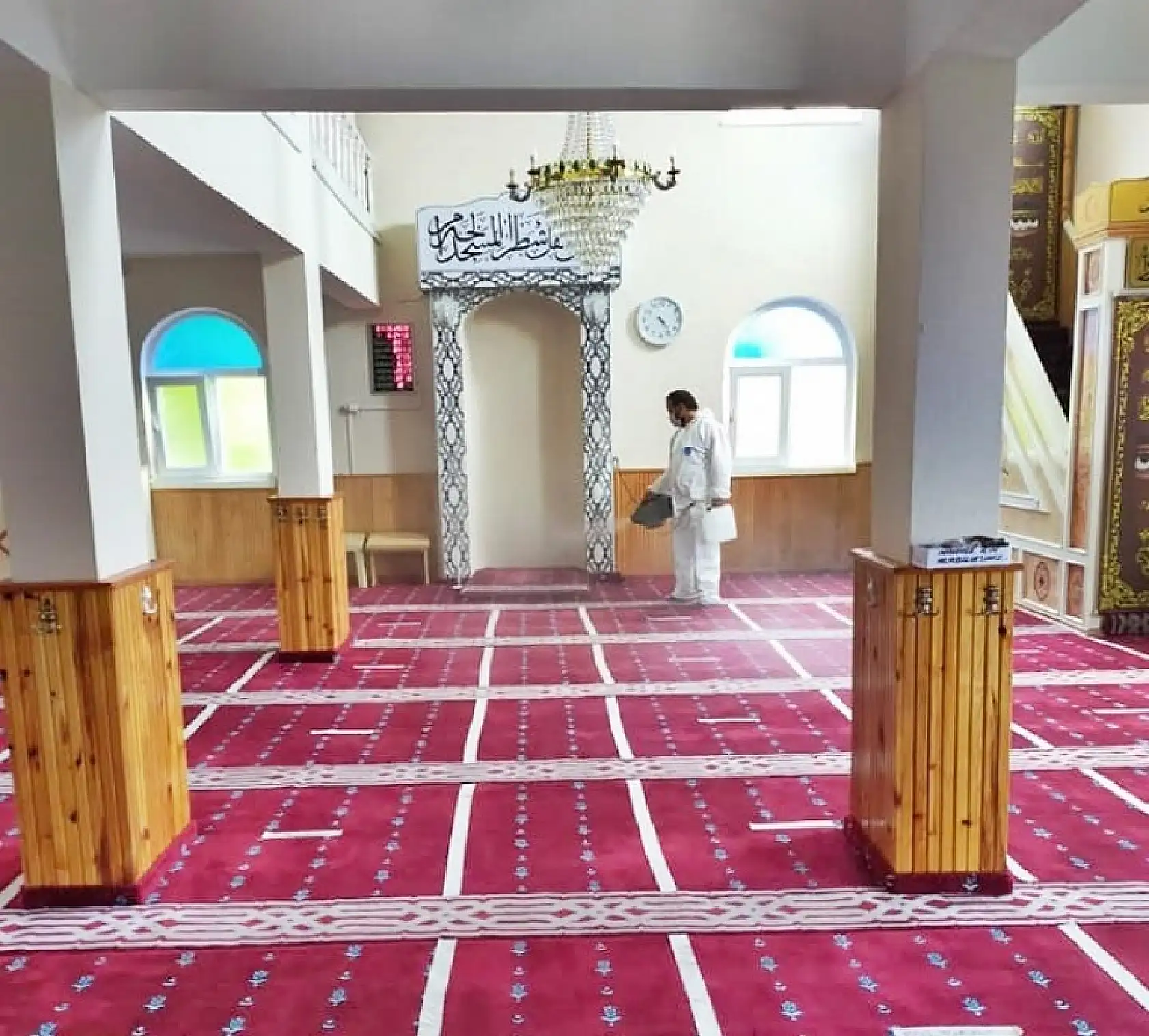 Kozcağız'da camilere gül kokulu dezenfektan