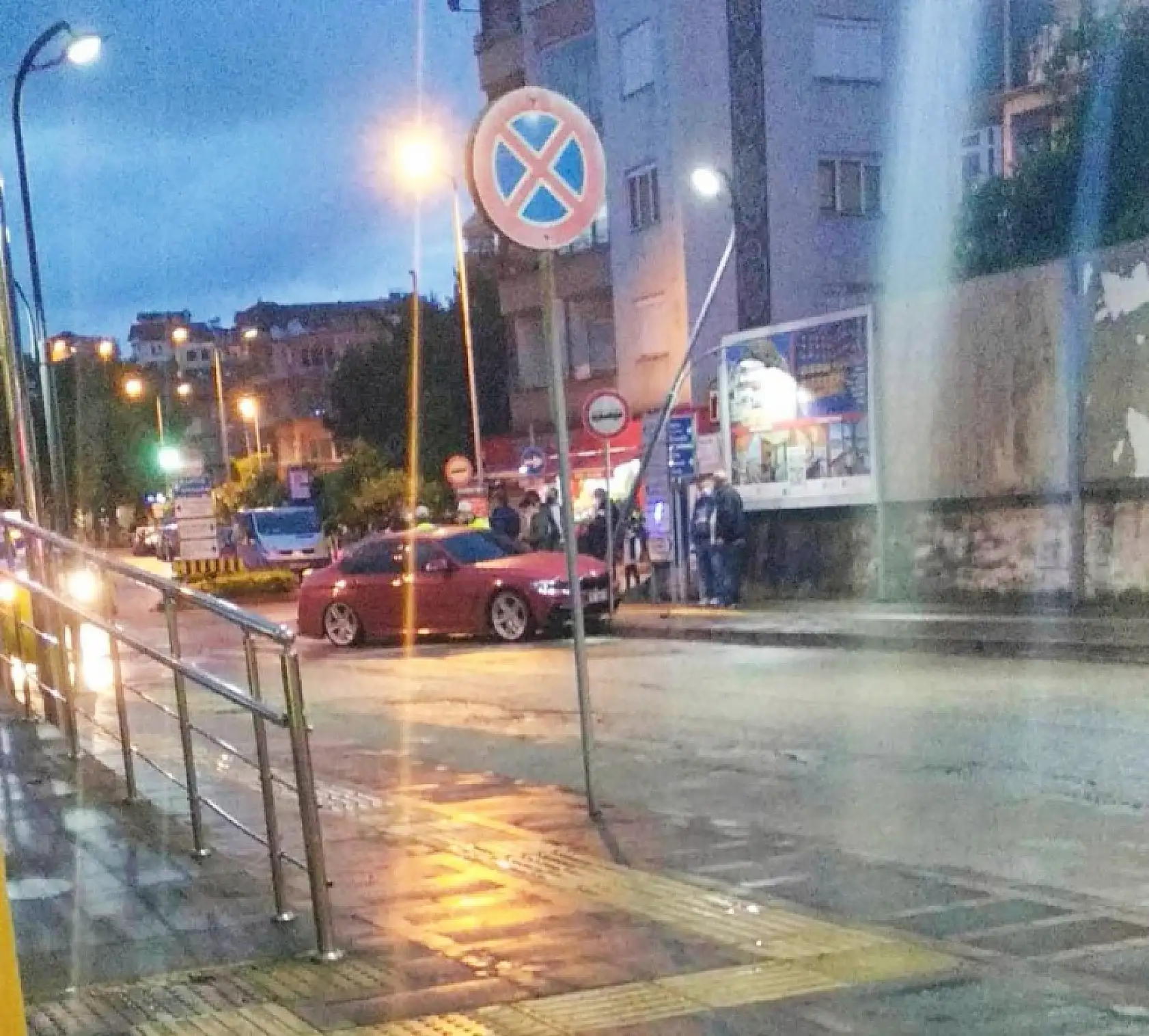 Kaldırıma çıktı, direğe çarptı